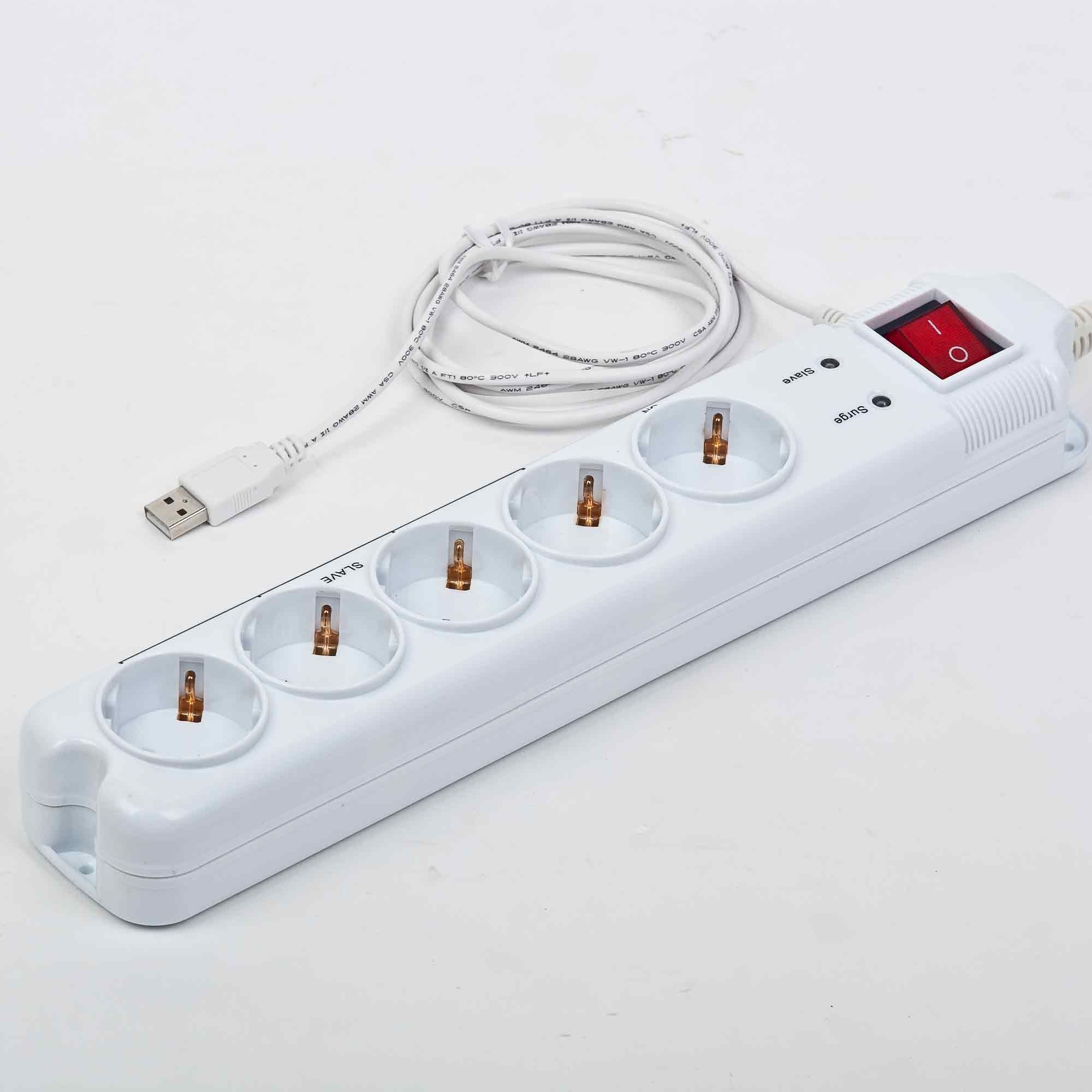 Ein weißes Mehrfachsteckdose mit USB-Anschluss, Schalter und vier Steckplätzen.