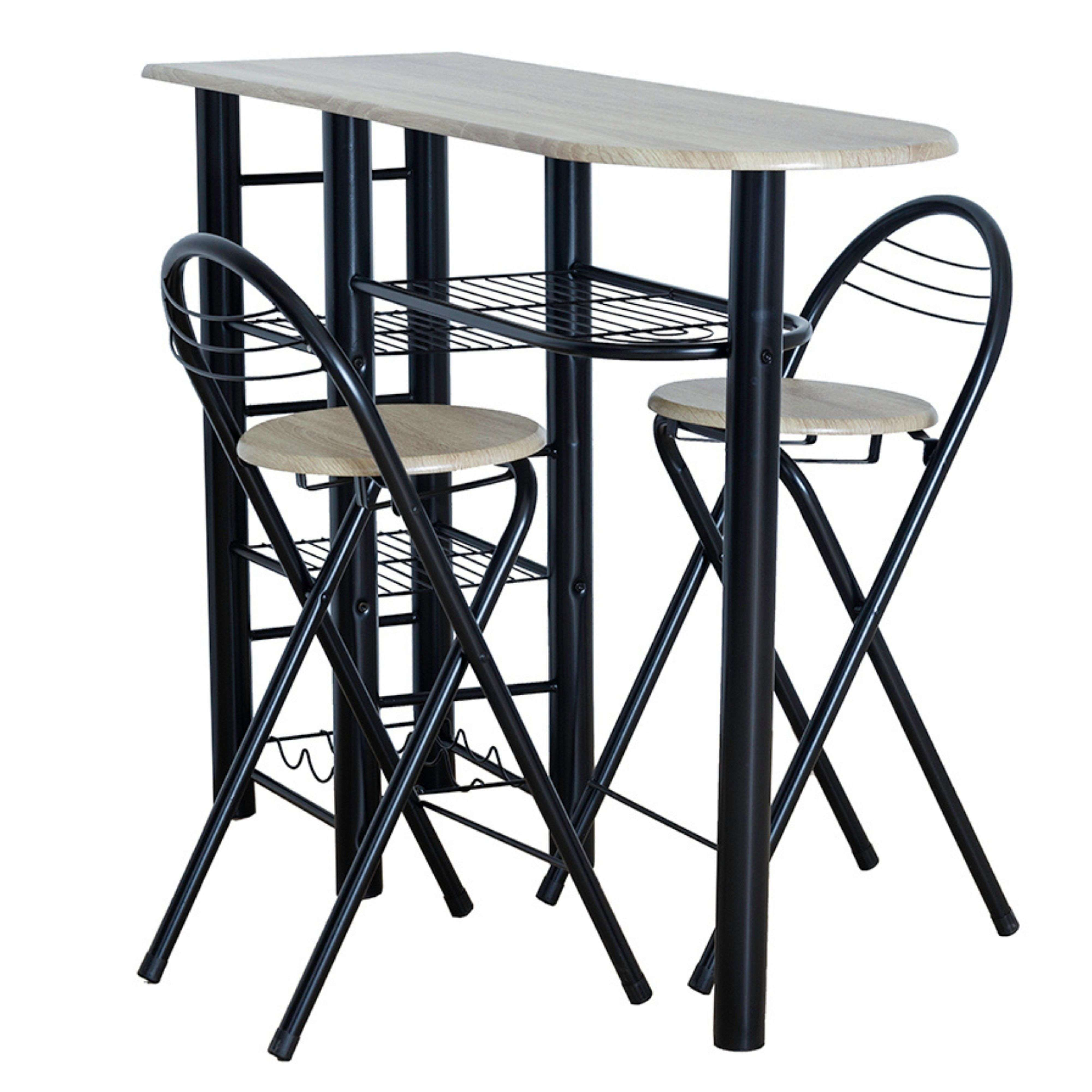 Una mesa de bar de madera clara con patas de metal negro y dos taburetes.