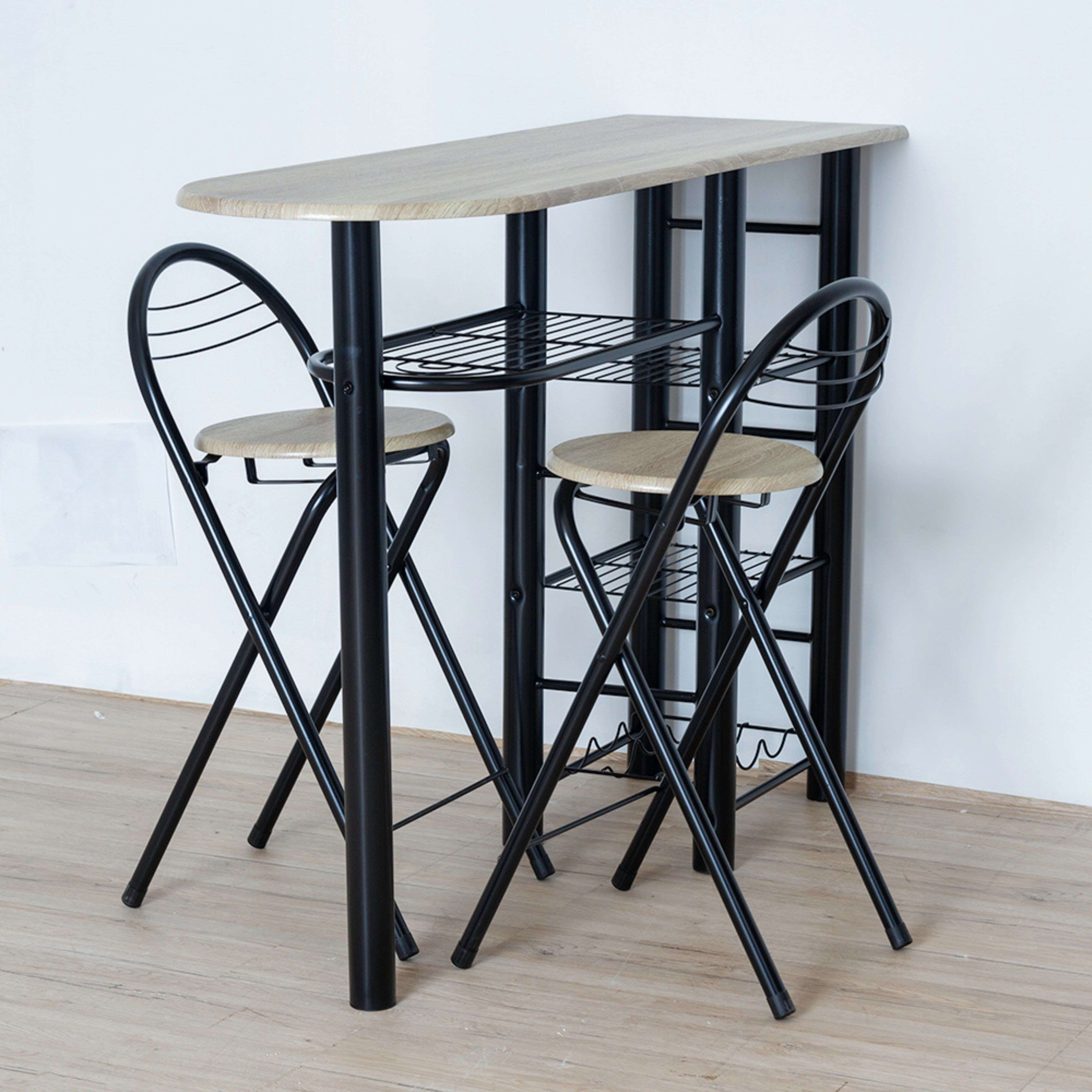 Una mesa de madera clara con dos taburetes de bar negros con asientos de madera.