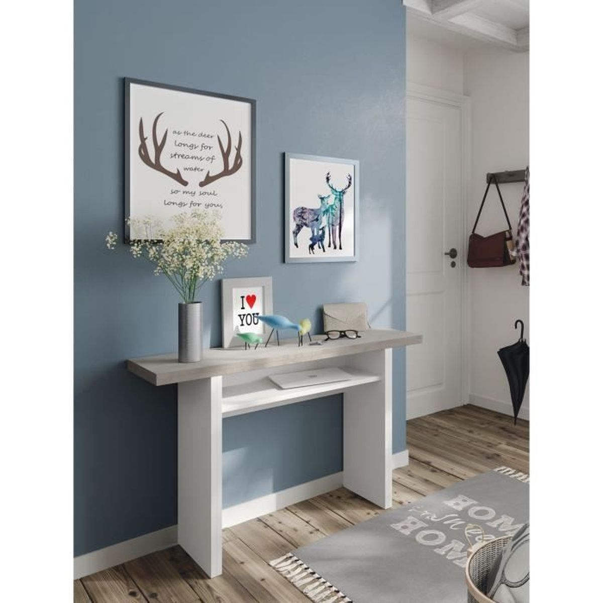 Una mesa consola estrecha con decoración y arte en una pared azul.