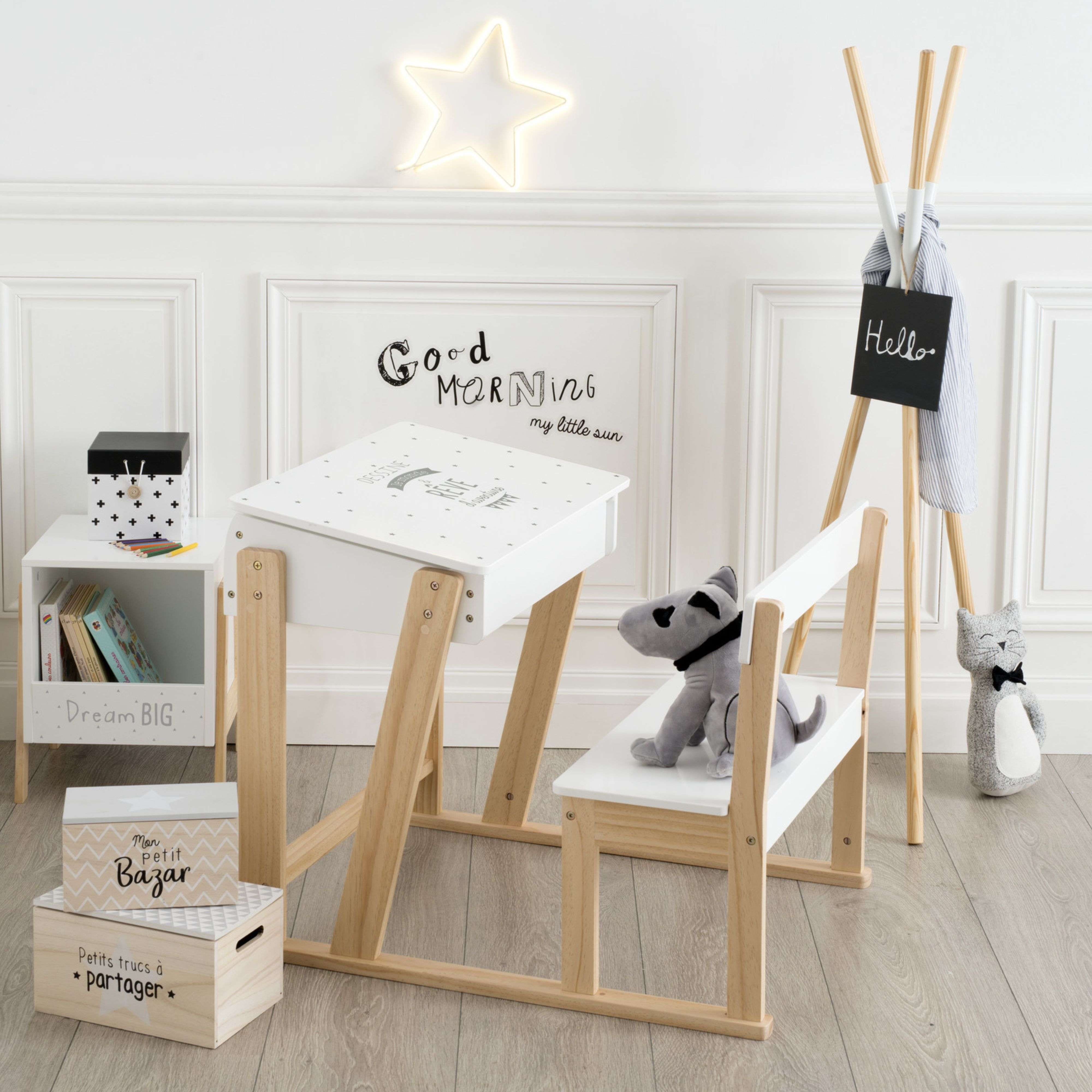 Una habitación infantil con escritorio, banco y juguetes.