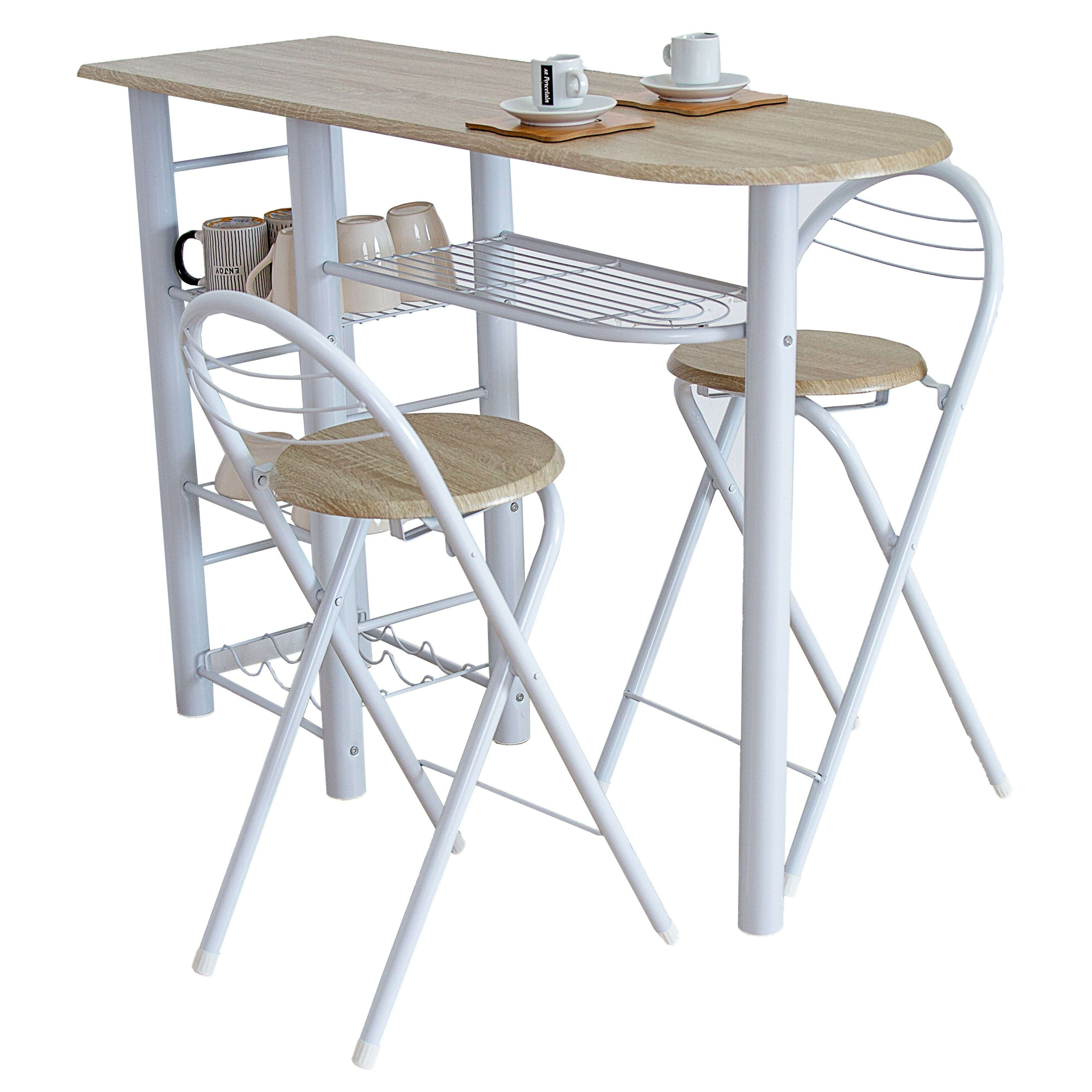 Una mesa de bar de madera clara con marco de metal blanco y dos taburetes.