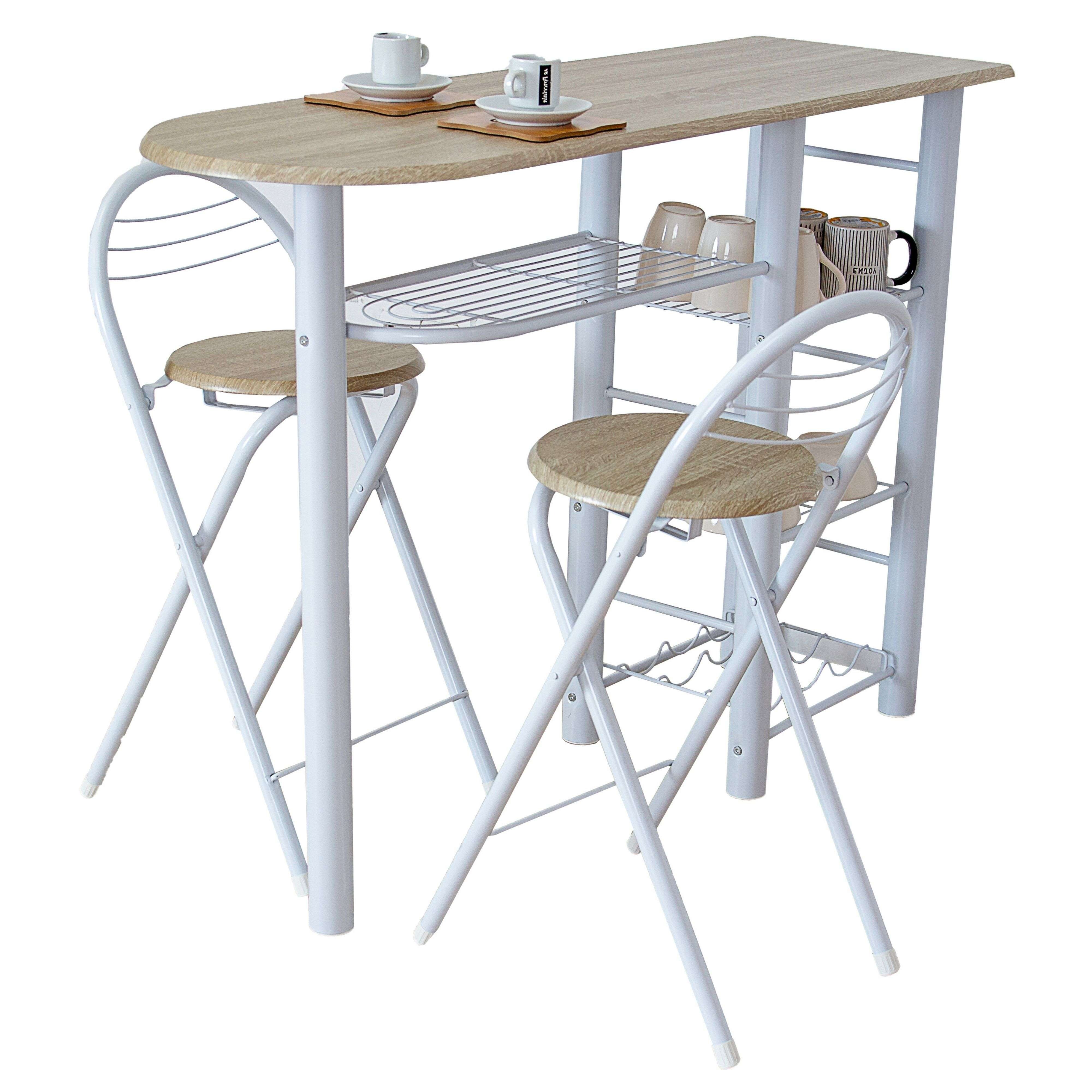 Pequeña mesa de bar de madera con dos taburetes y tazas.