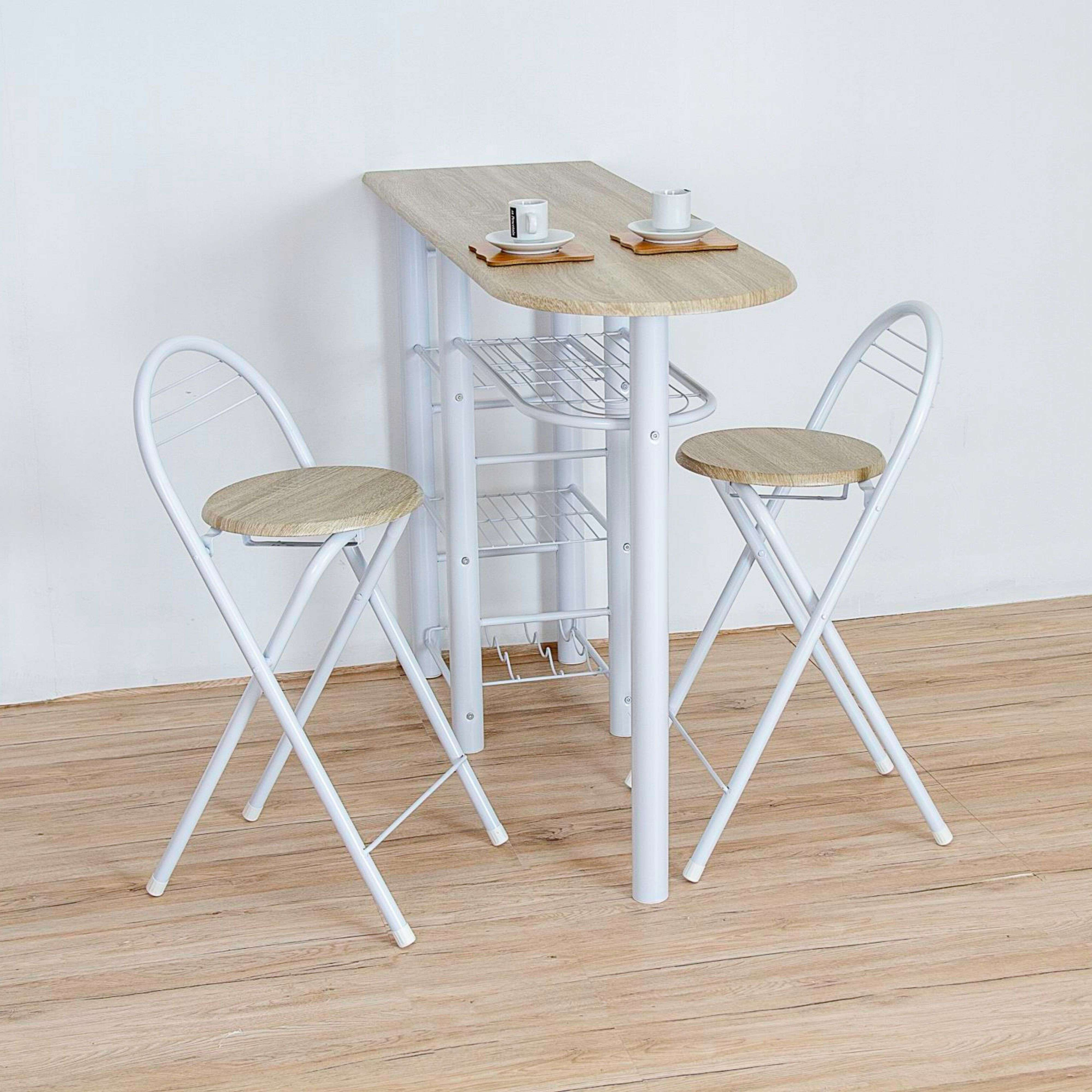Una mesa pequeña de madera con dos sillas plegables blancas delante.