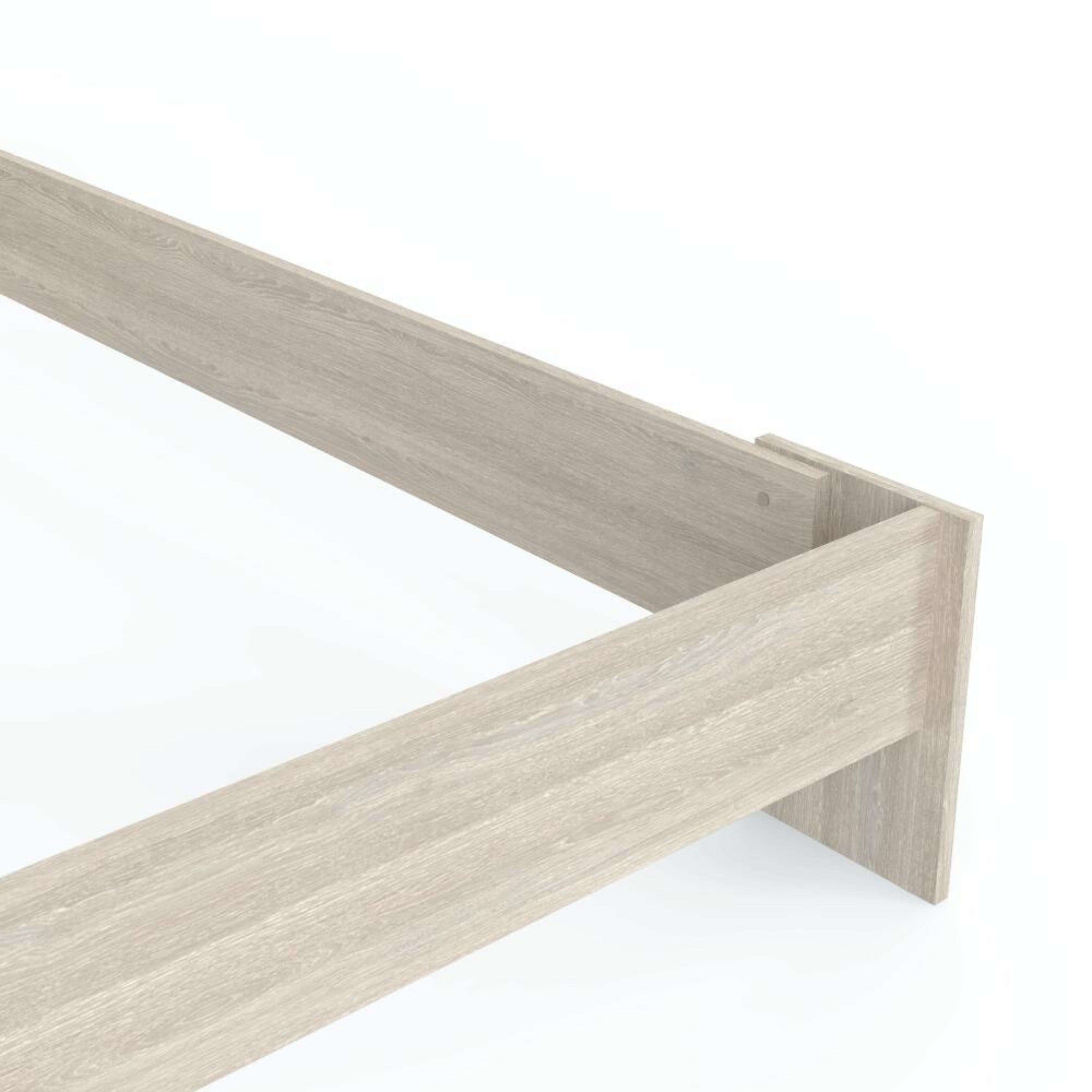 Estructura de cama de madera gris claro con veta sobre fondo blanco.