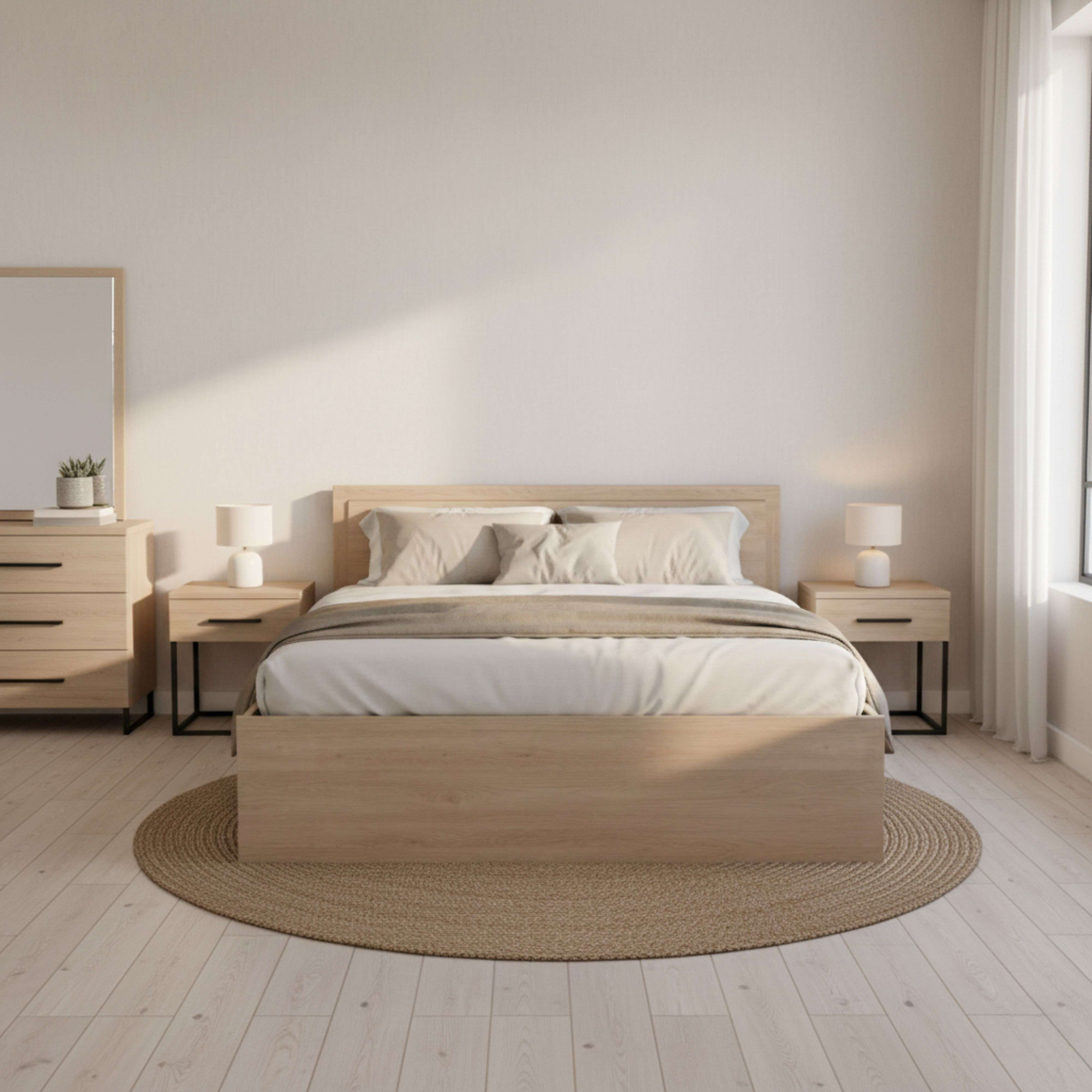 Un dormitorio luminoso con cama de madera, mesitas y cómoda.