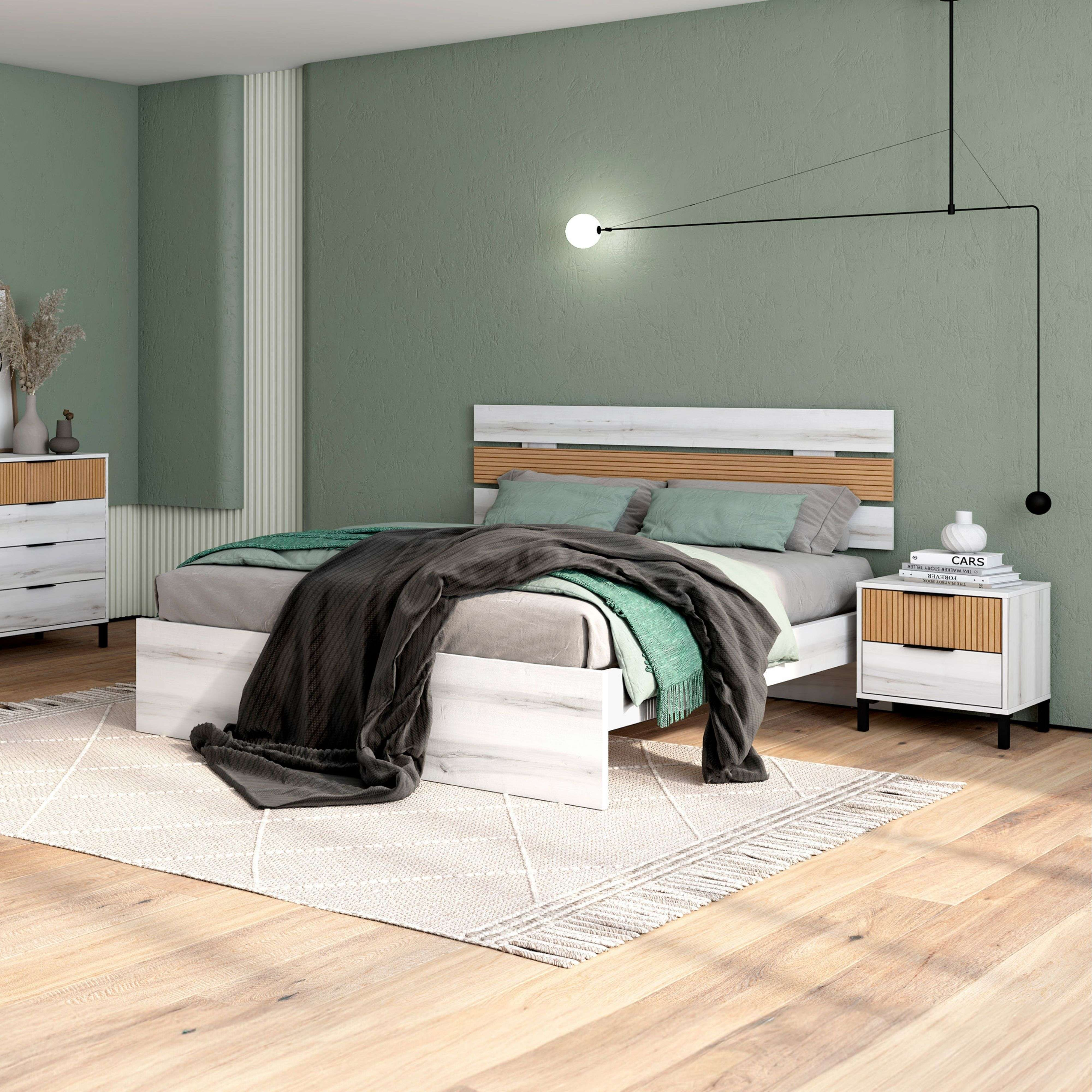 Dormitorio moderno con cama blanca, paredes verdes y mesitas de noche.