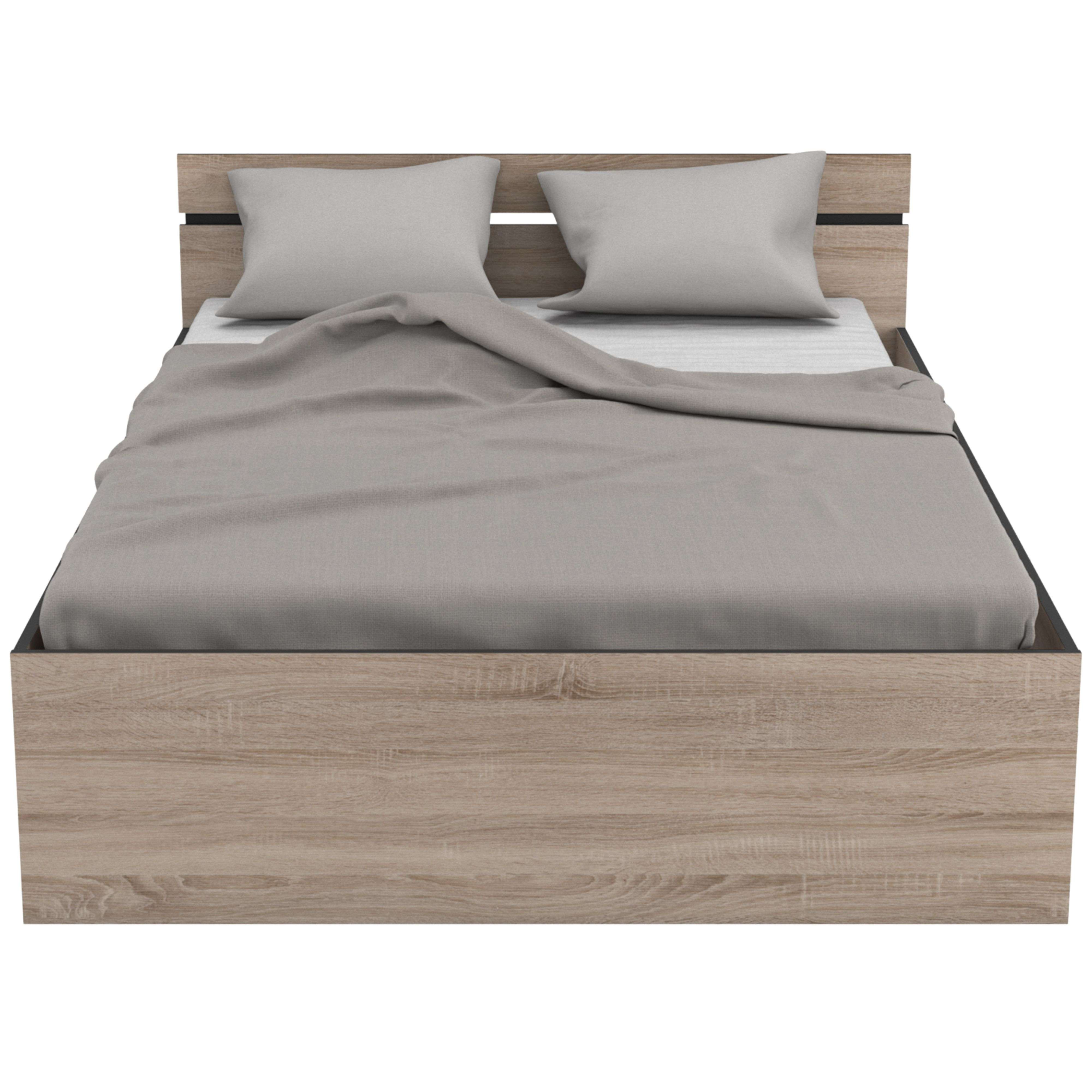 Una cama de madera con cojines y edredón grises.
