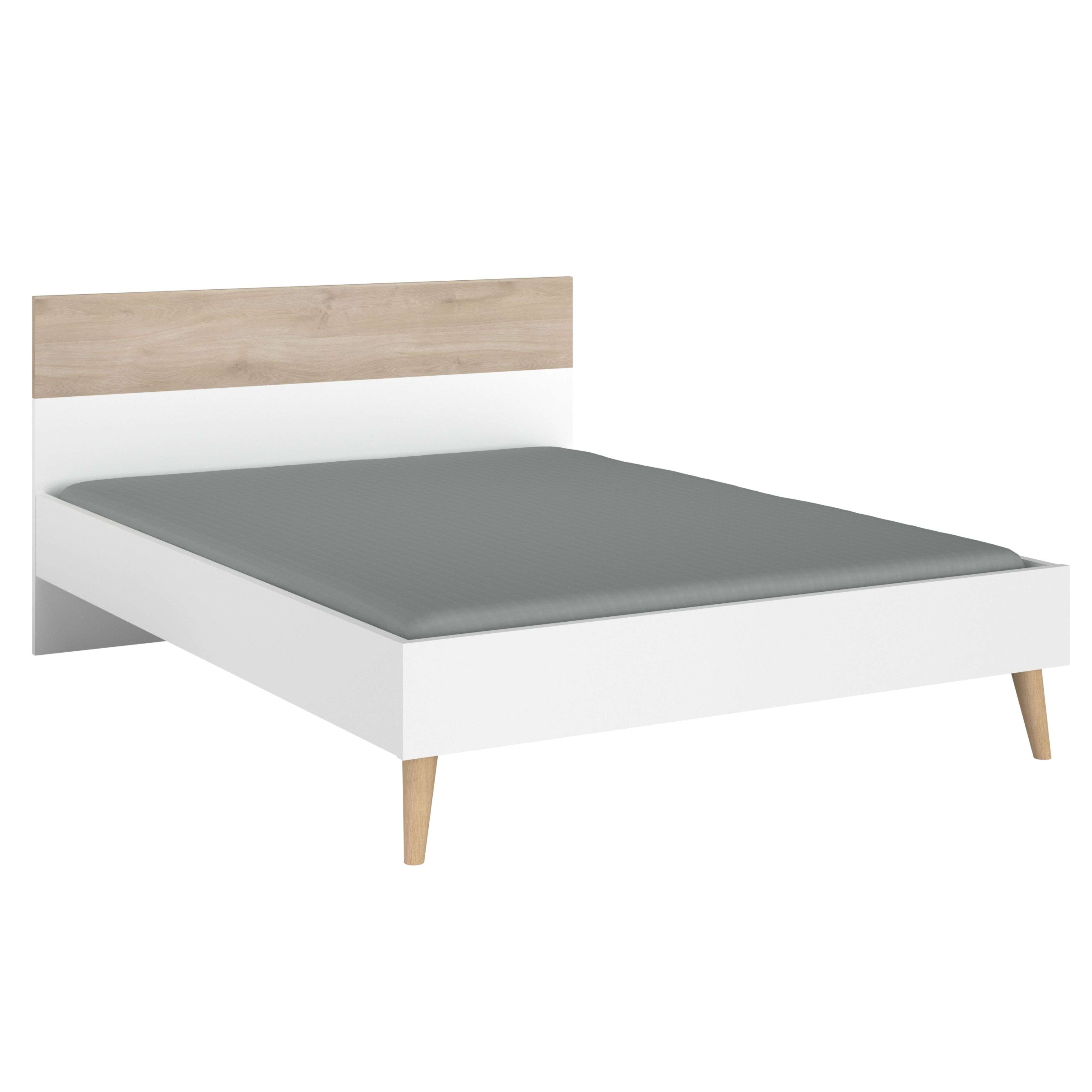 Un somier blanco con cabecero de madera y colchón gris sobre patas de madera.