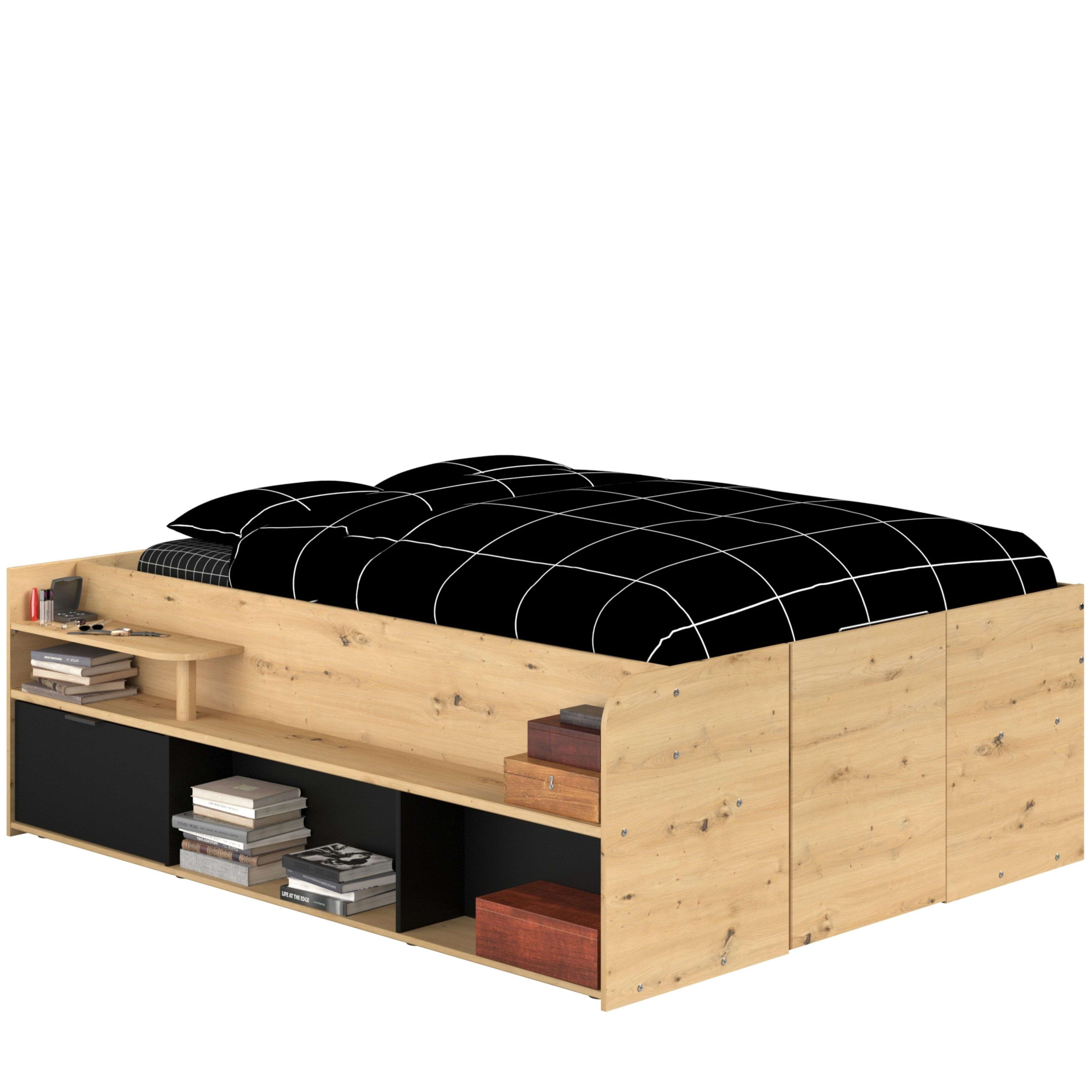 Cama de madera con almohadas de cuadros negros y estantes integrados.