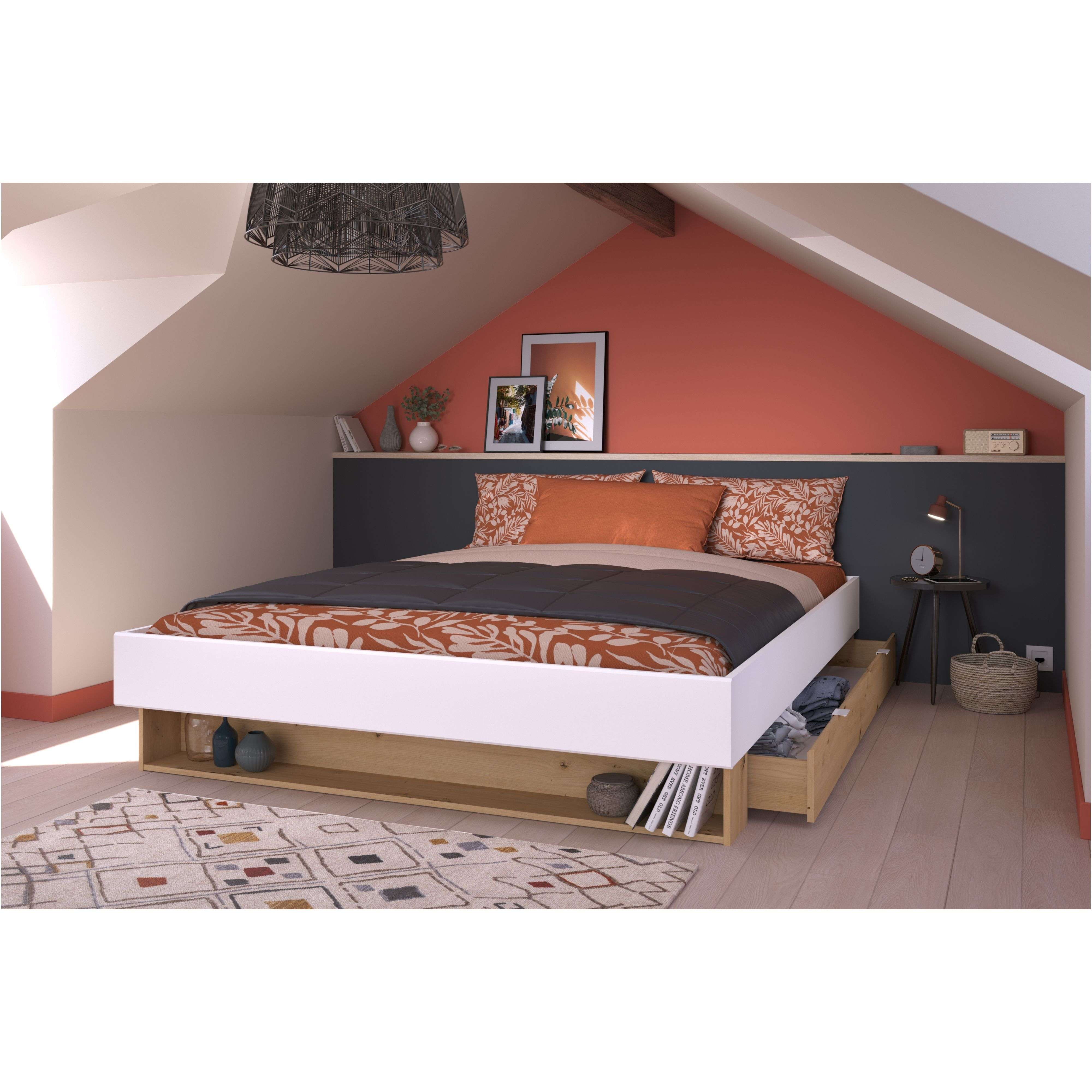Cama blanca con almacenaje debajo, alfombra y mesita de noche. Habitación ático.