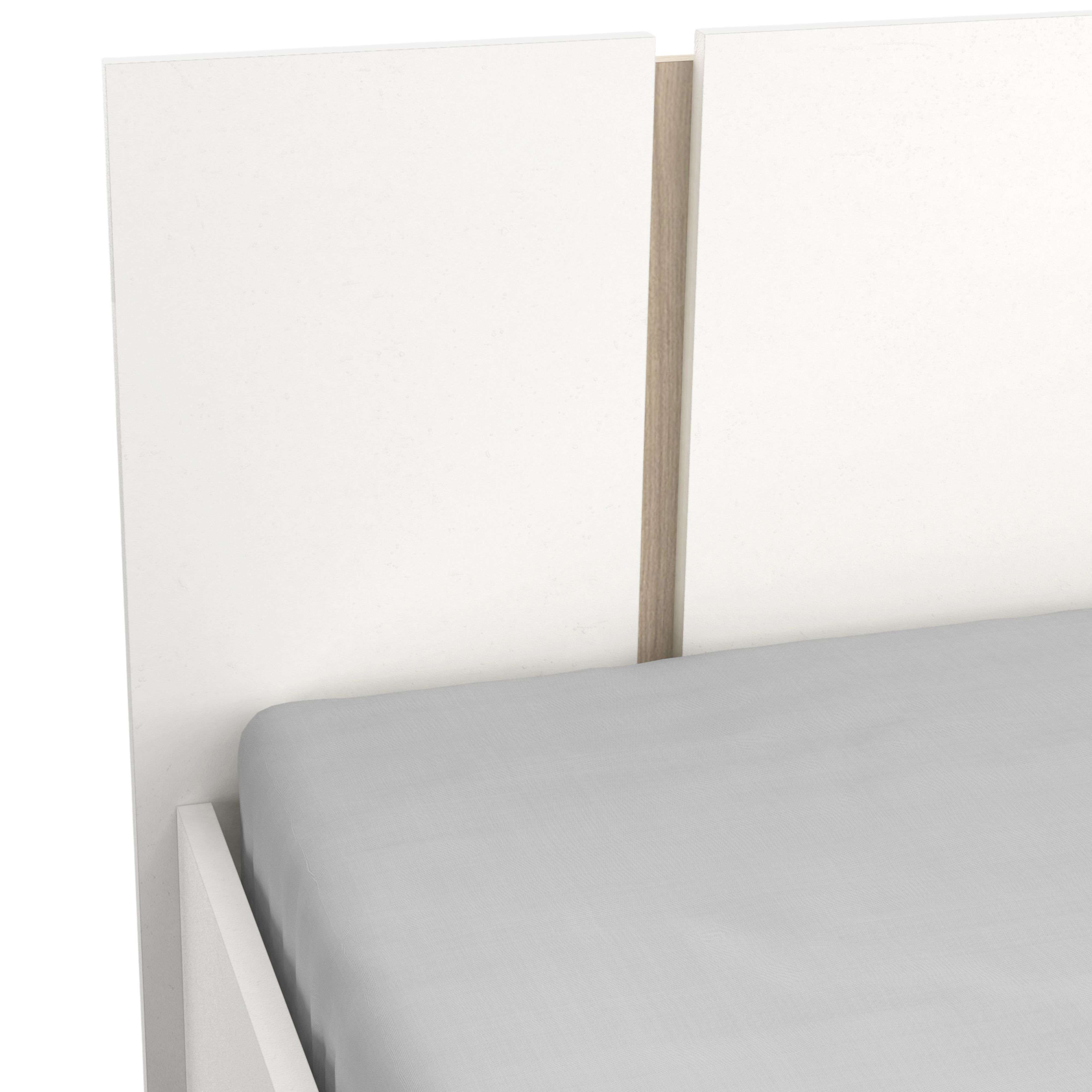 Una cama con cabecero blanco y ropa de cama gris sobre fondo blanco.
