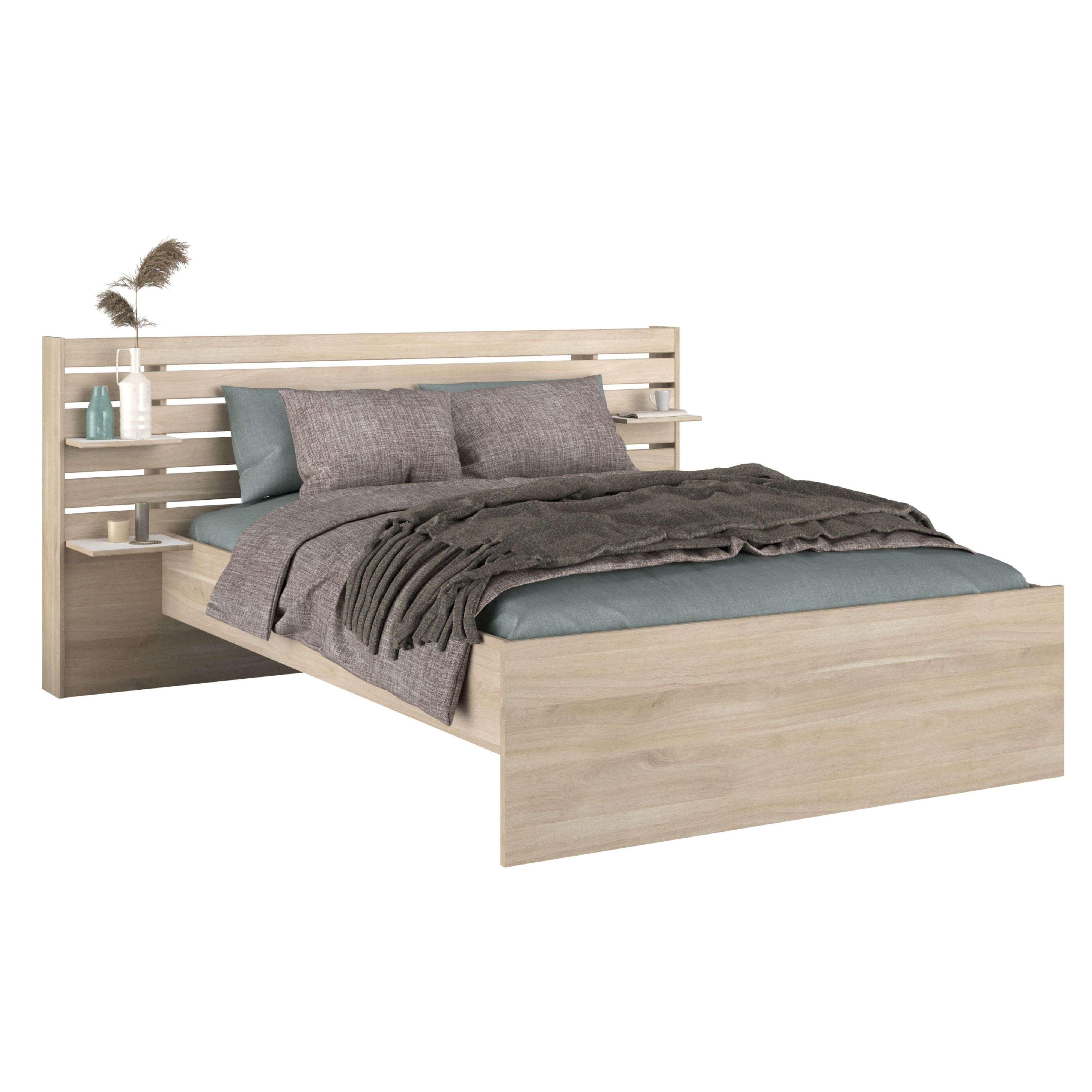 Cama de madera con cabecero de listones, dos almohadas y manta.