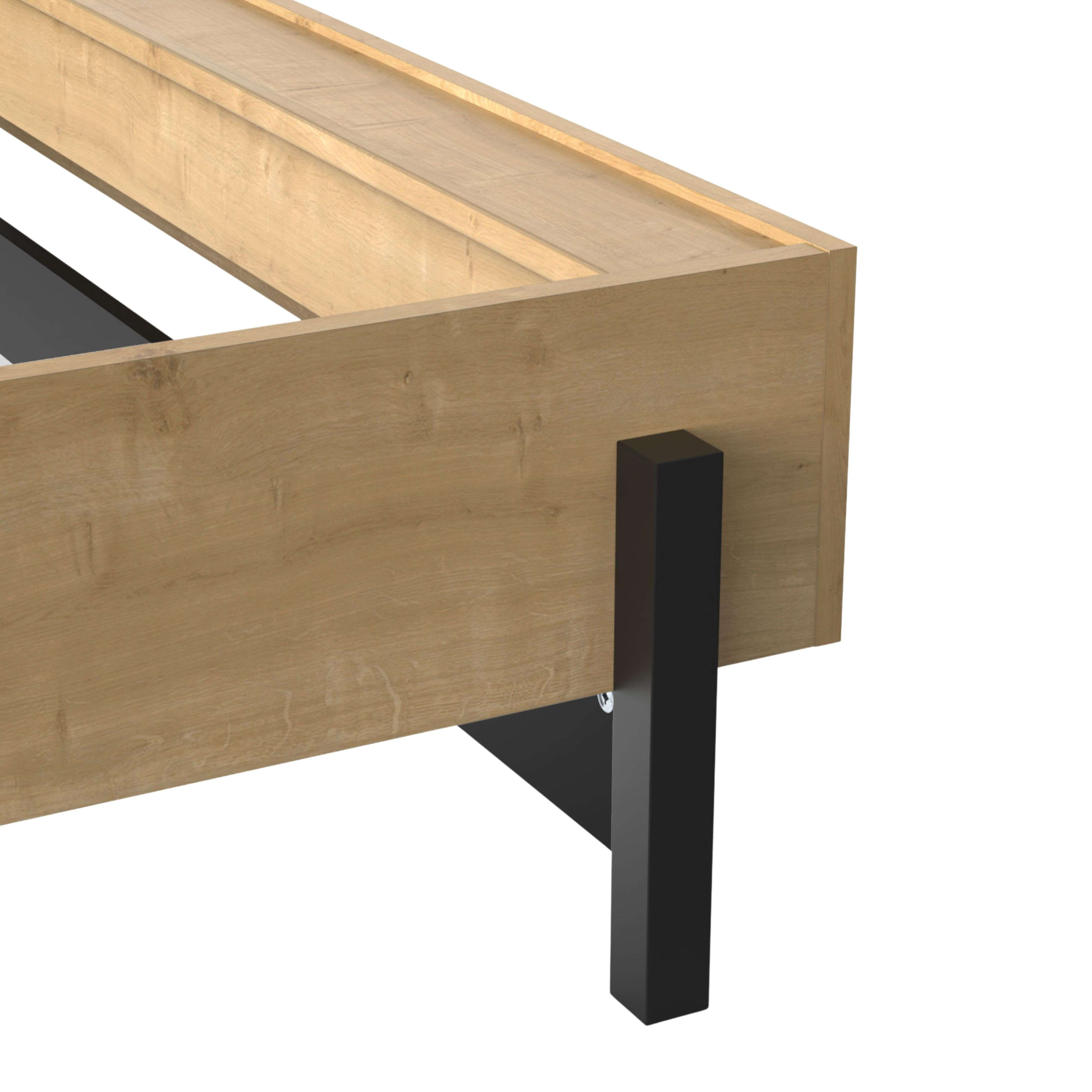 Marco de cama de madera con patas de metal negro.