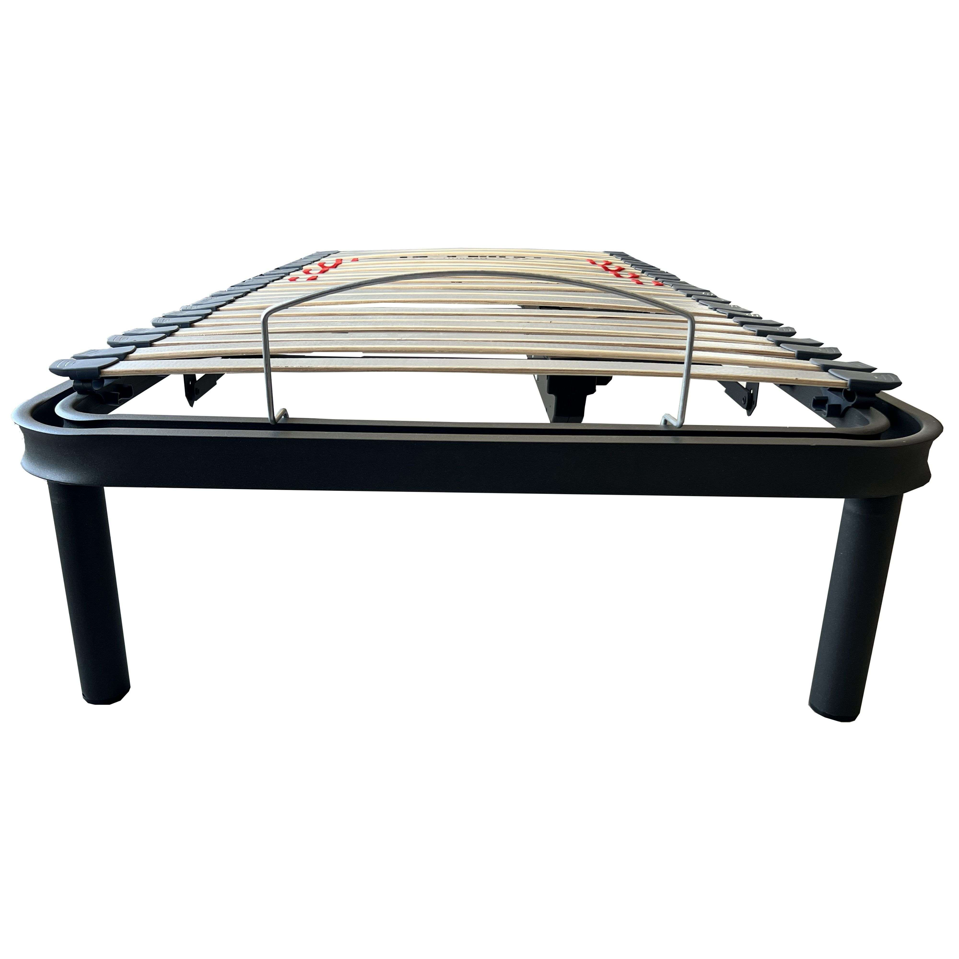Una base de cama de listones de madera y metal con cuatro patas sobre fondo blanco.