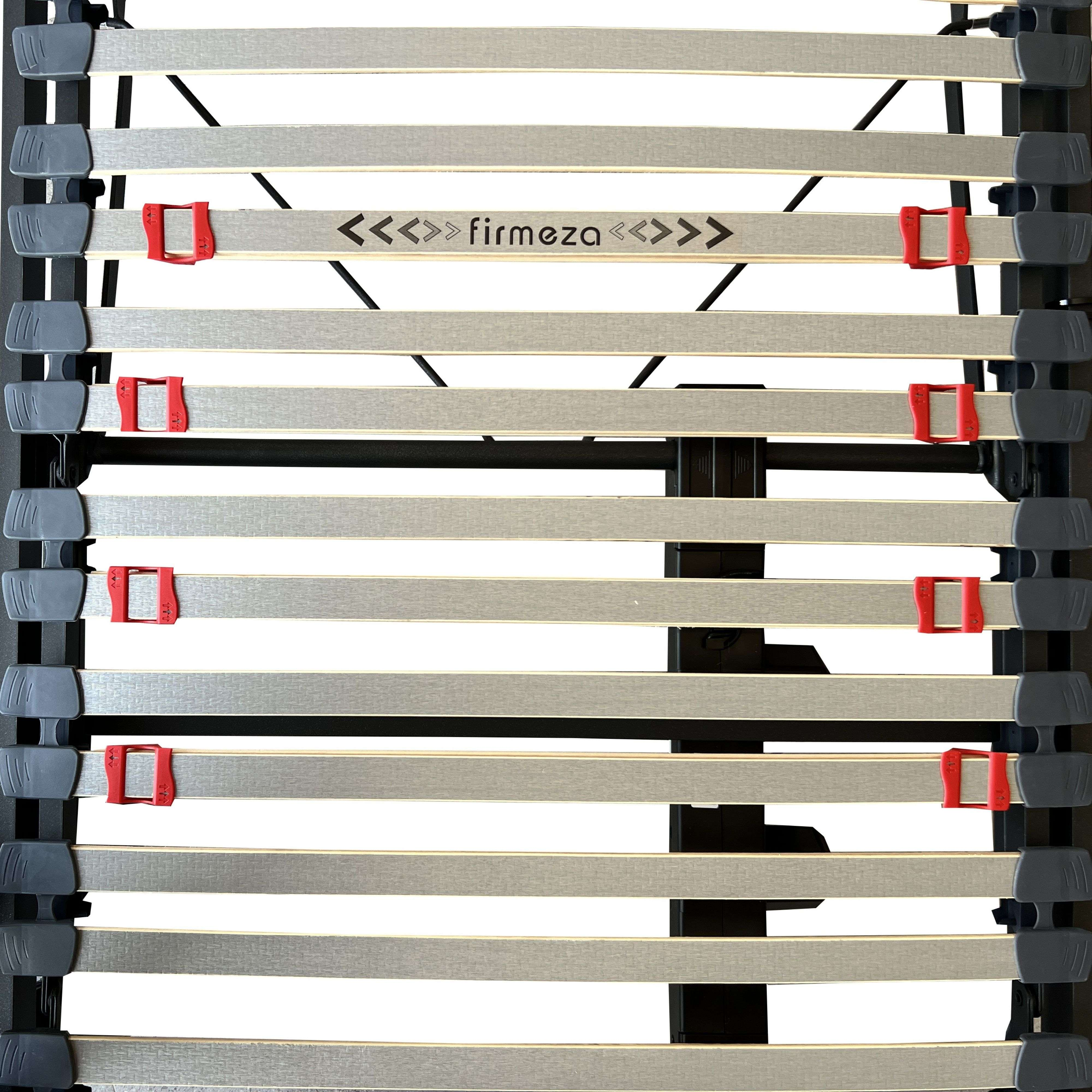 Una base de listones de madera con soportes grises y clips rojos.