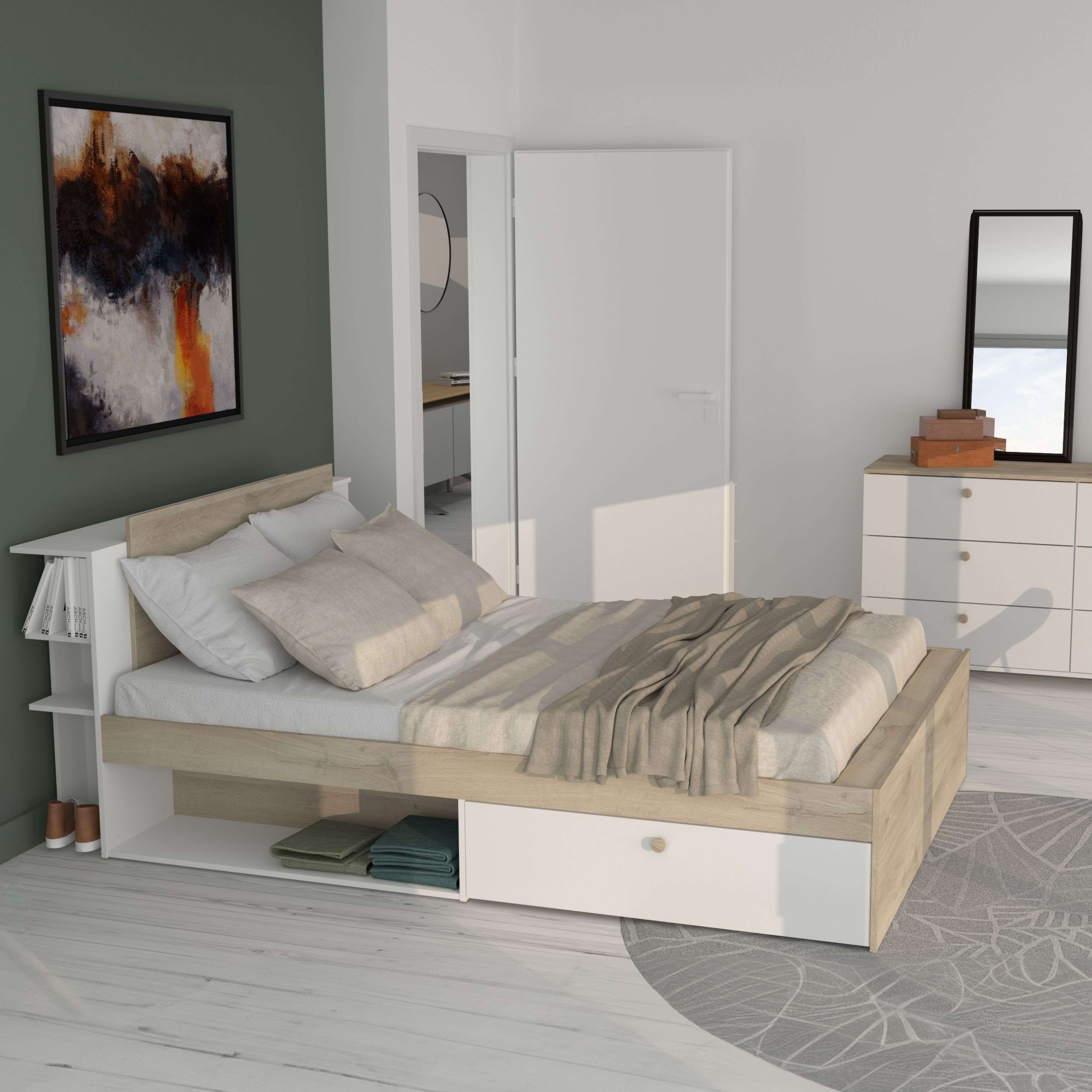 Dormitorio moderno con cama, mesita de noche, cómoda y espejo.