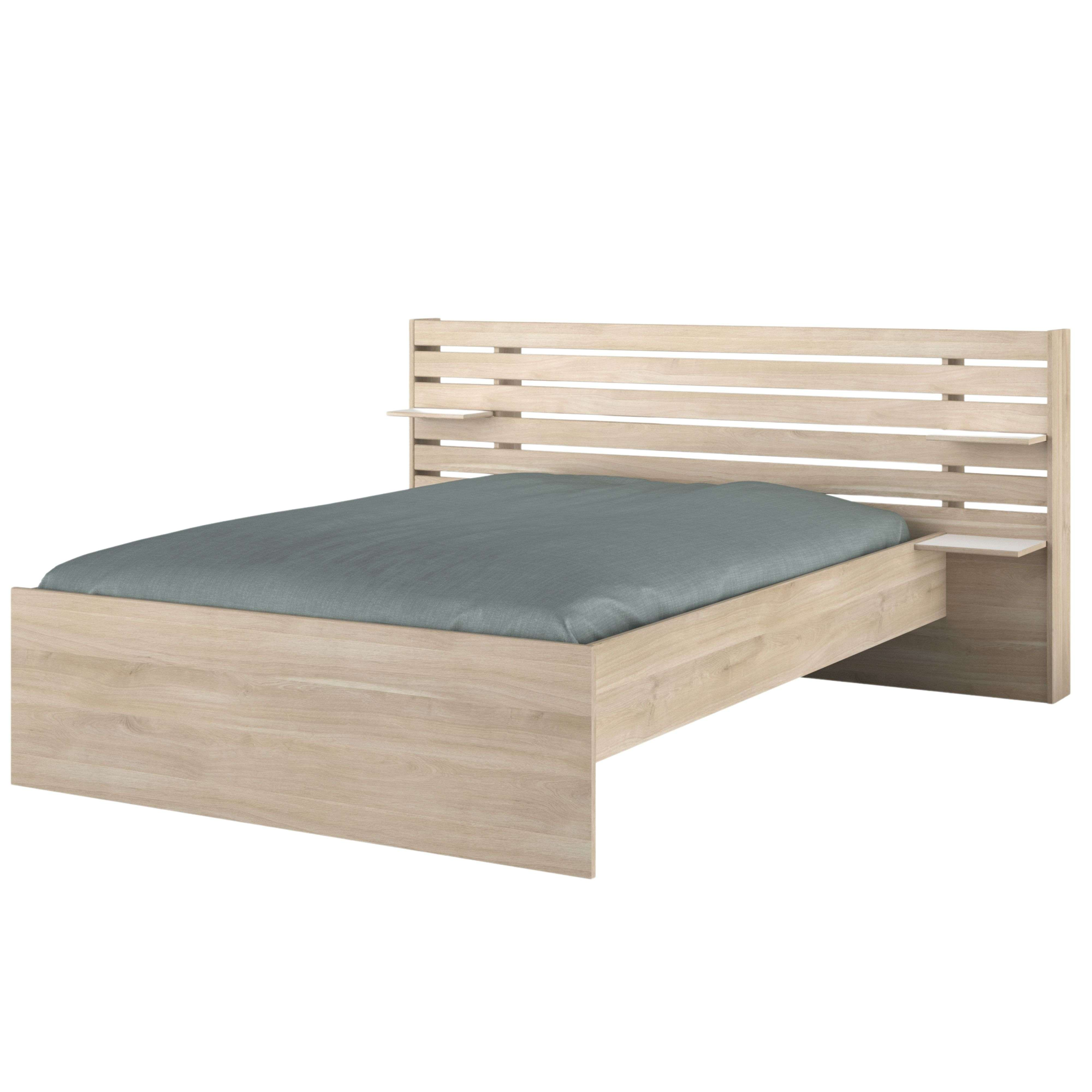 Cama de madera con manta gris y estantes laterales en el cabecero.