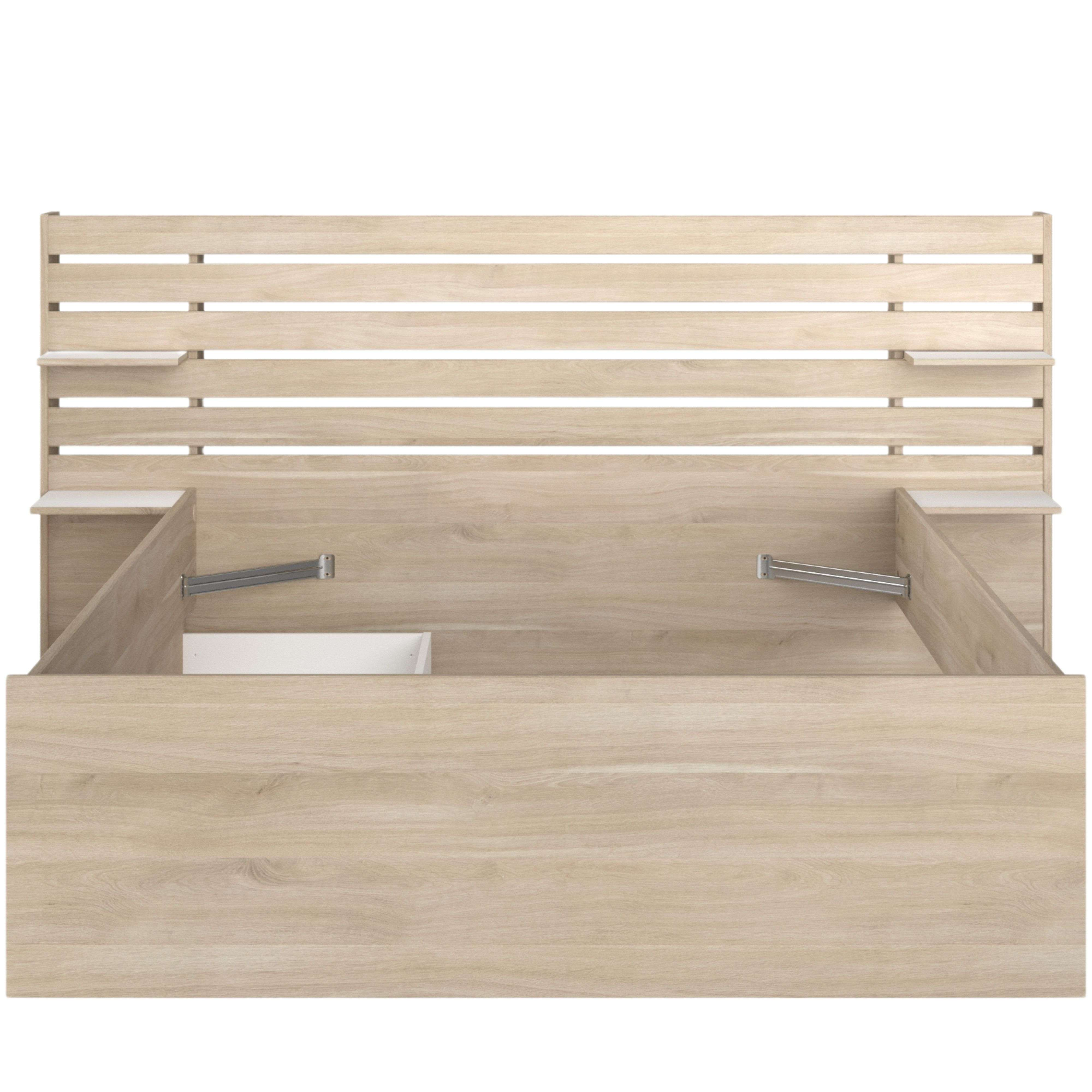 Una estructura de cama de madera clara con listones horizontales y mesitas de noche.