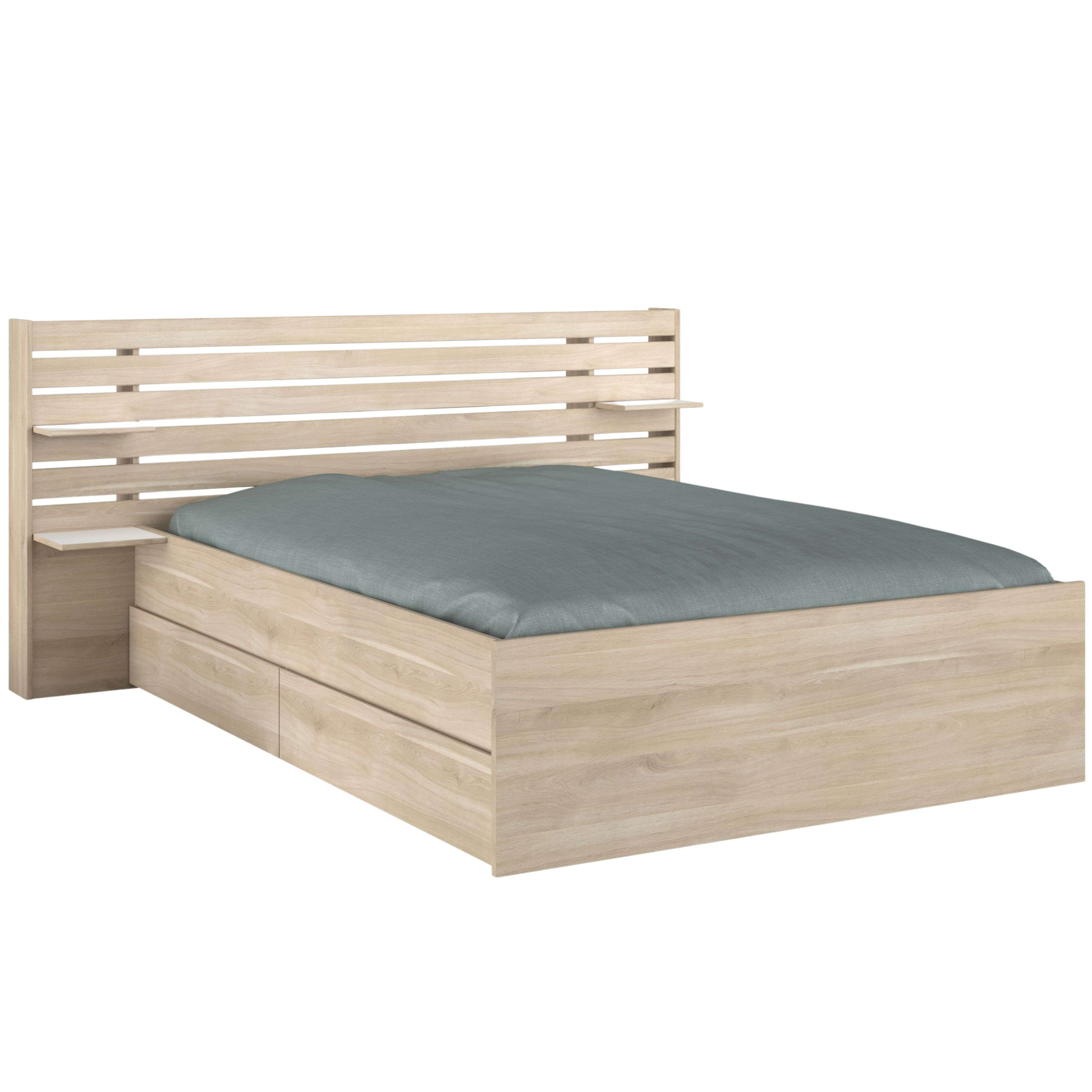 Una cama plataforma de madera clara con edredón gris y cajones.