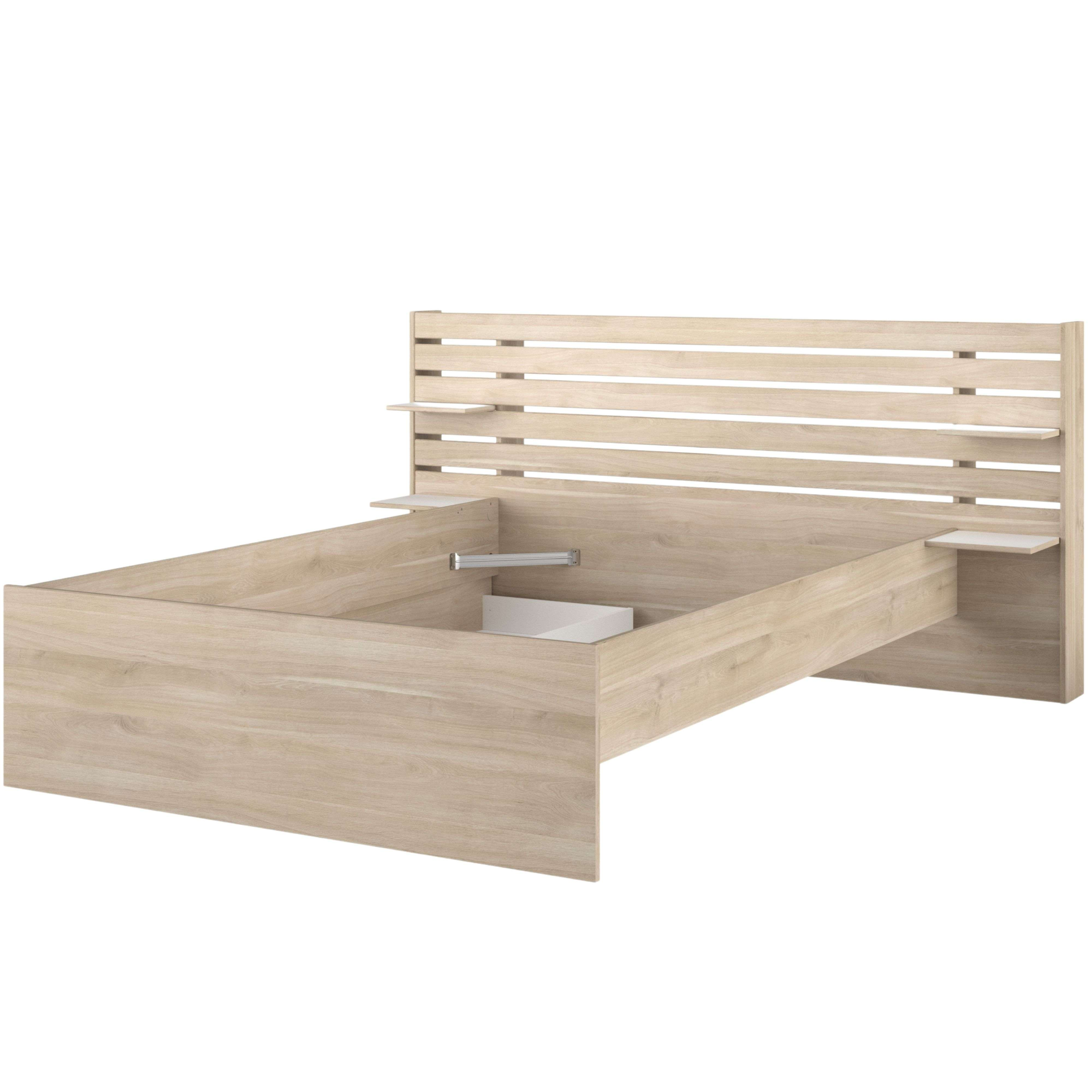 Una estructura de cama de madera clara con listones horizontales en el cabecero y estantes.