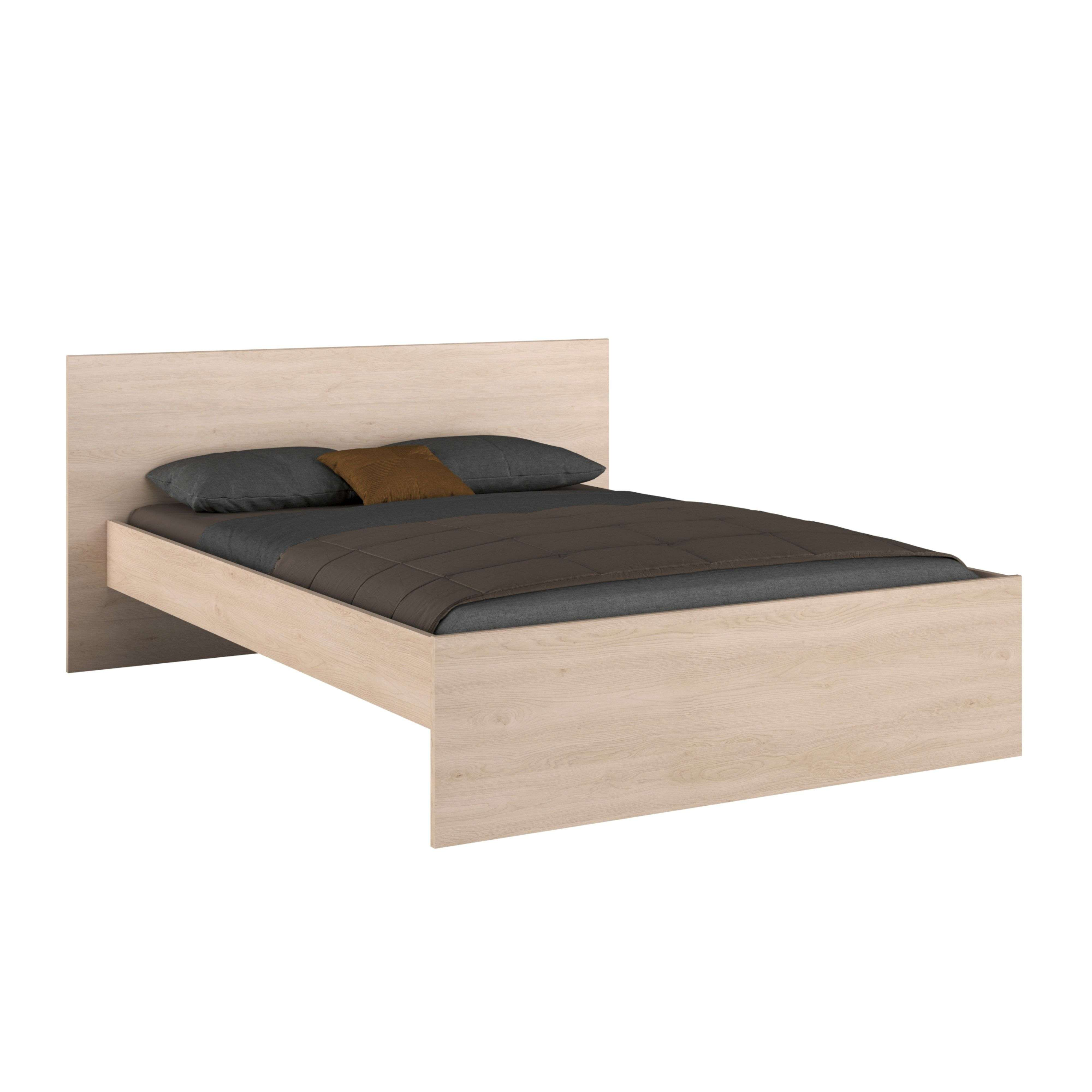 Una cama de madera clara con ropa de cama y almohadas oscuras.