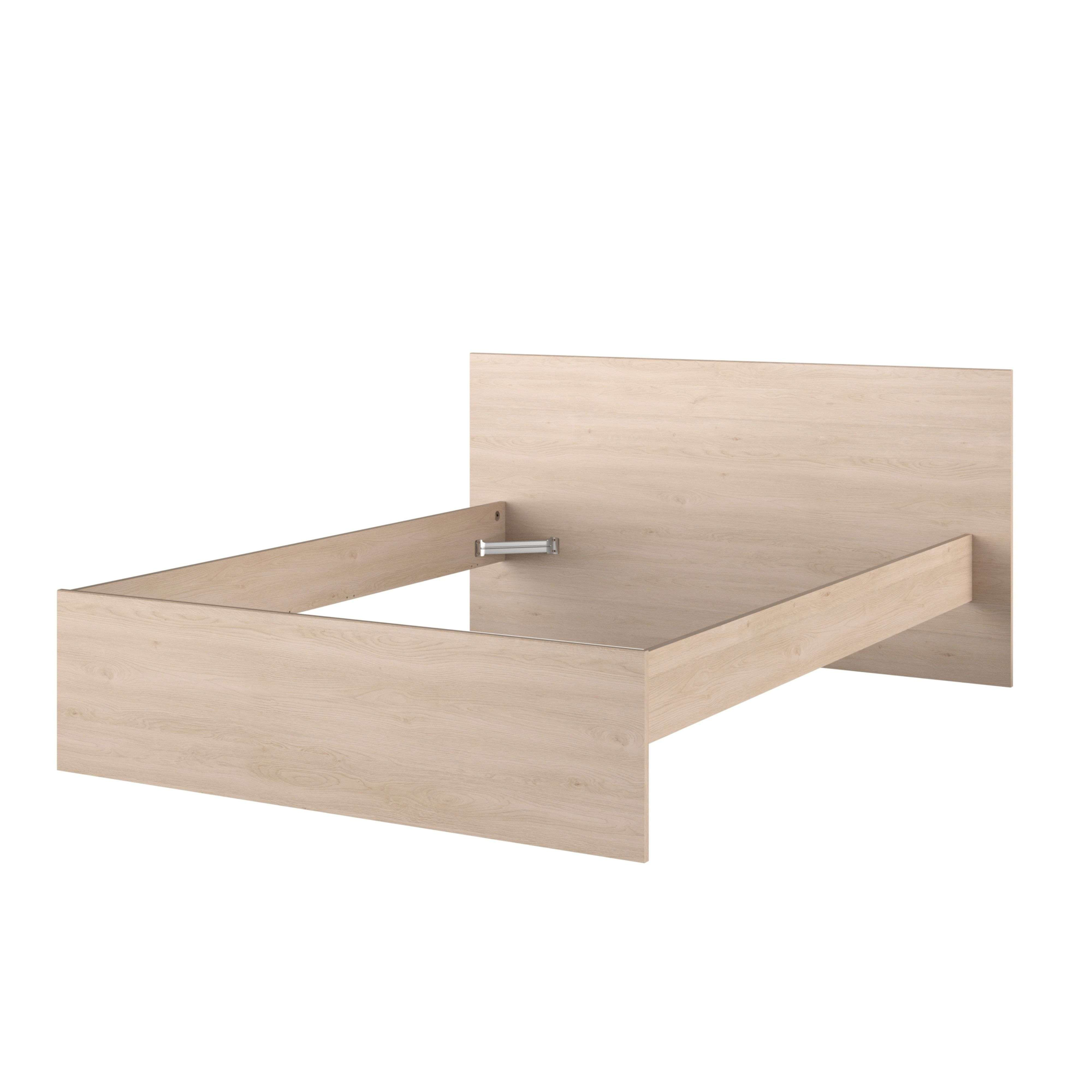 Un armazón de cama de madera clara con cabecero y herrajes metálicos.