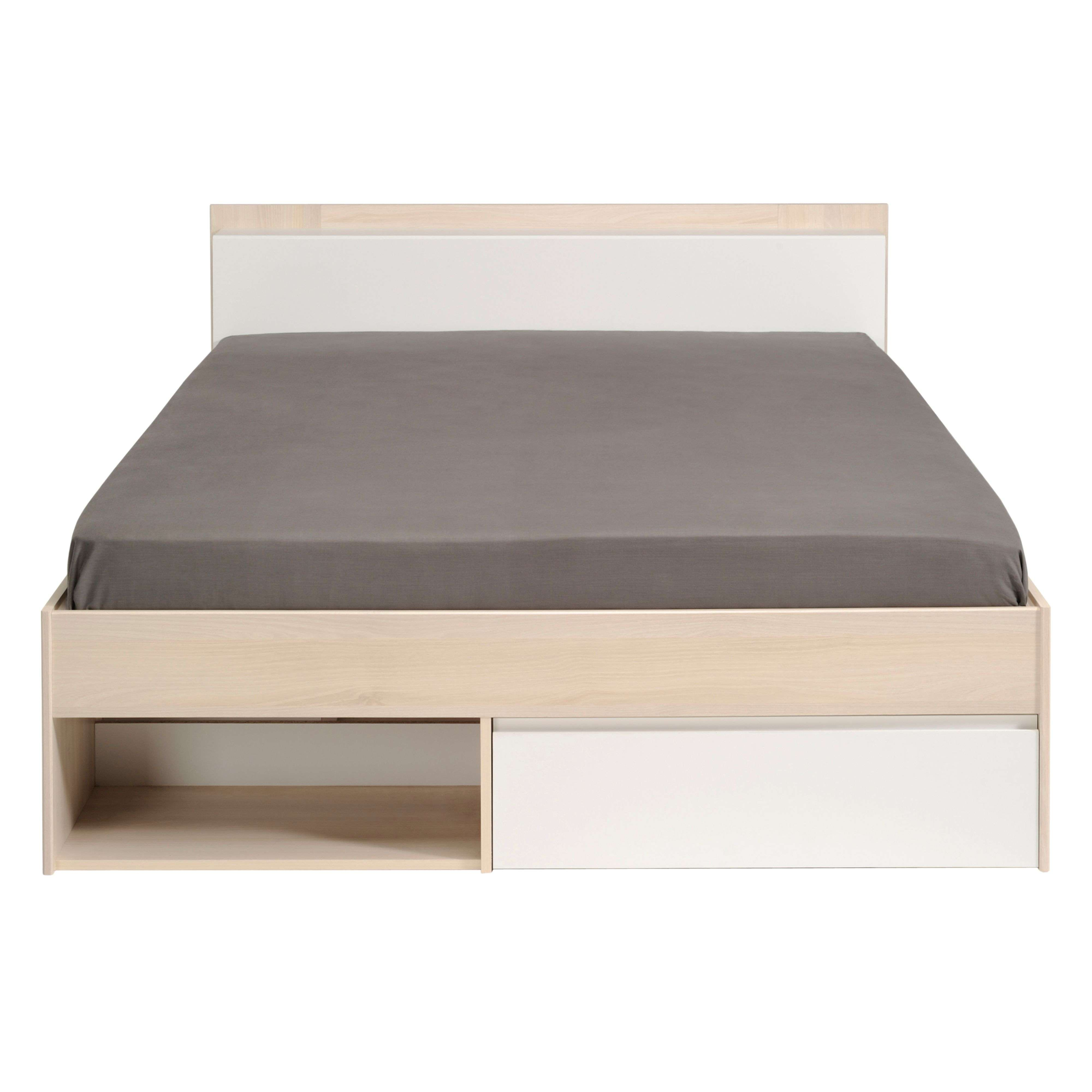 Una cama con marco de madera clara, cabecero blanco y edredón gris.