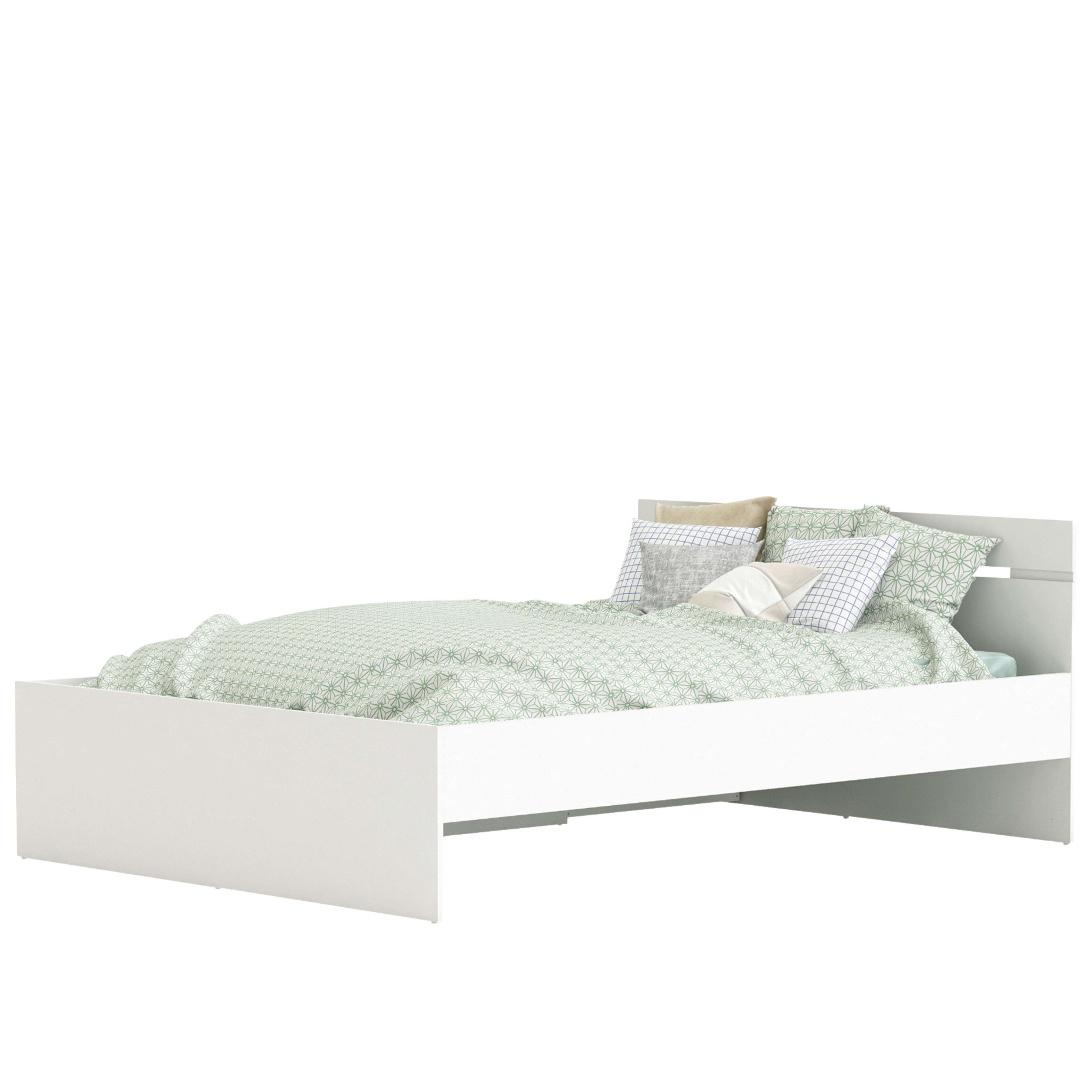 Una cama blanca con ropa de cama verde y almohadas, aislada sobre fondo blanco.