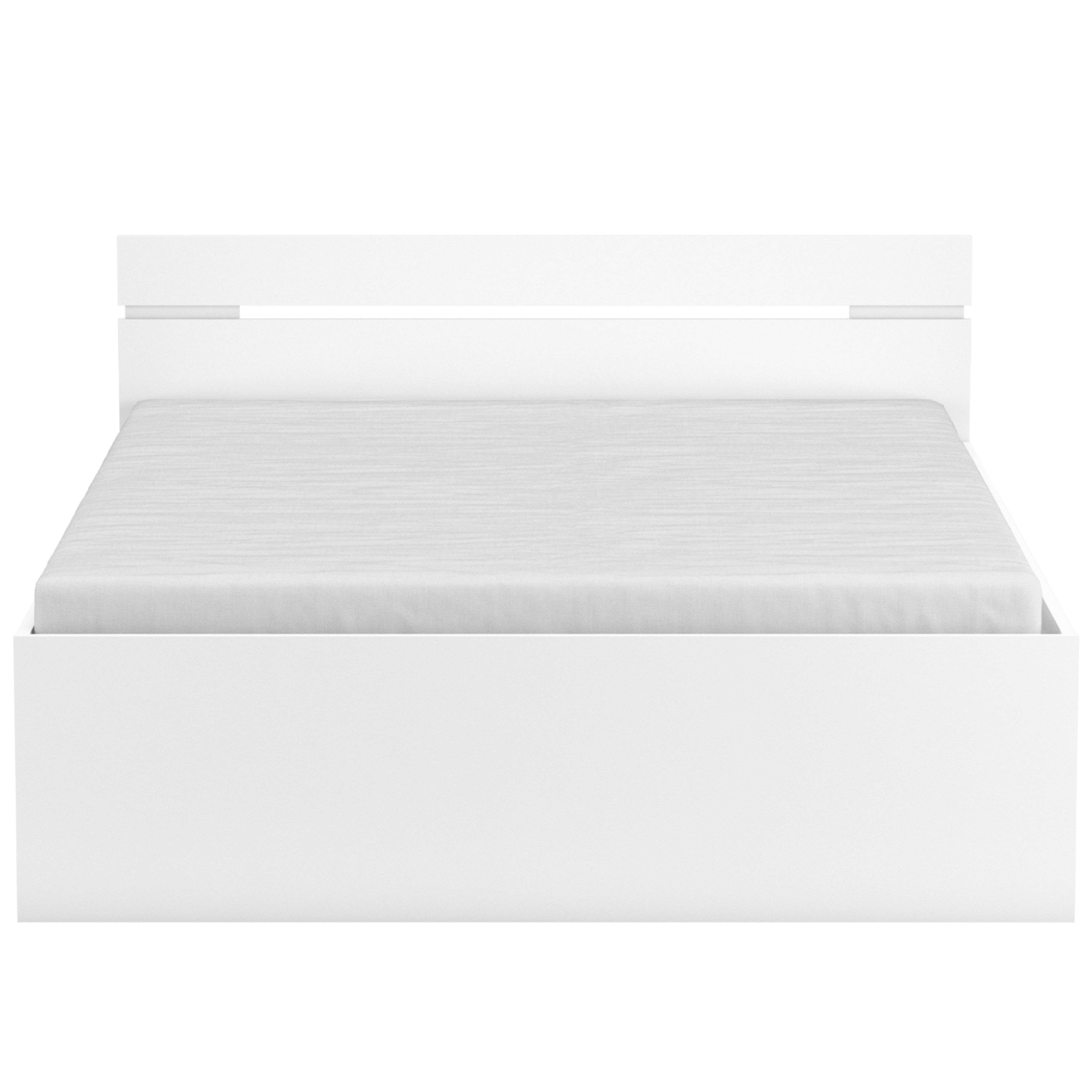 Una cama moderna blanca con cabecero de lamas y un colchón.