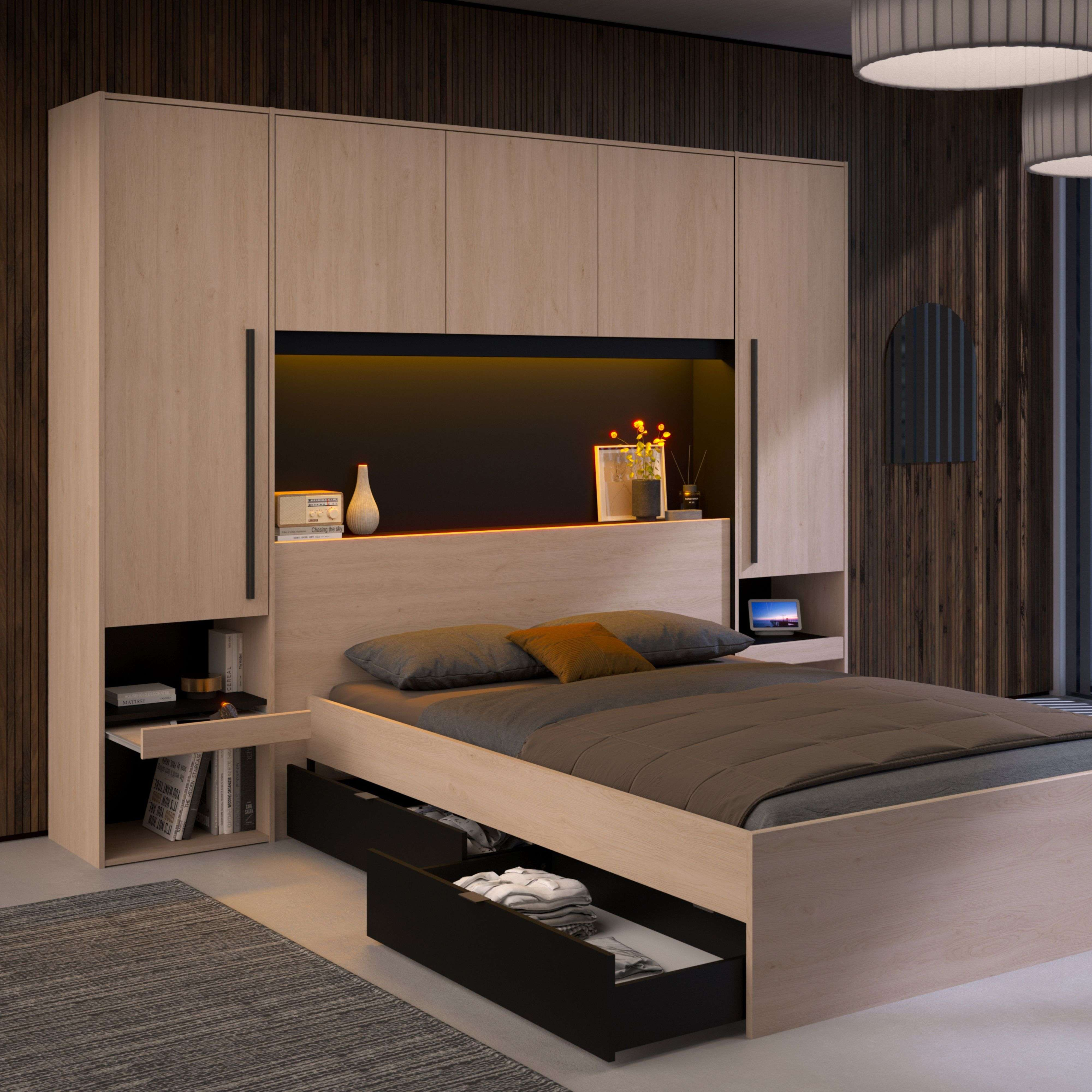Dormitorio moderno con cama, armario y mesita de noche. Pared de paneles de madera.