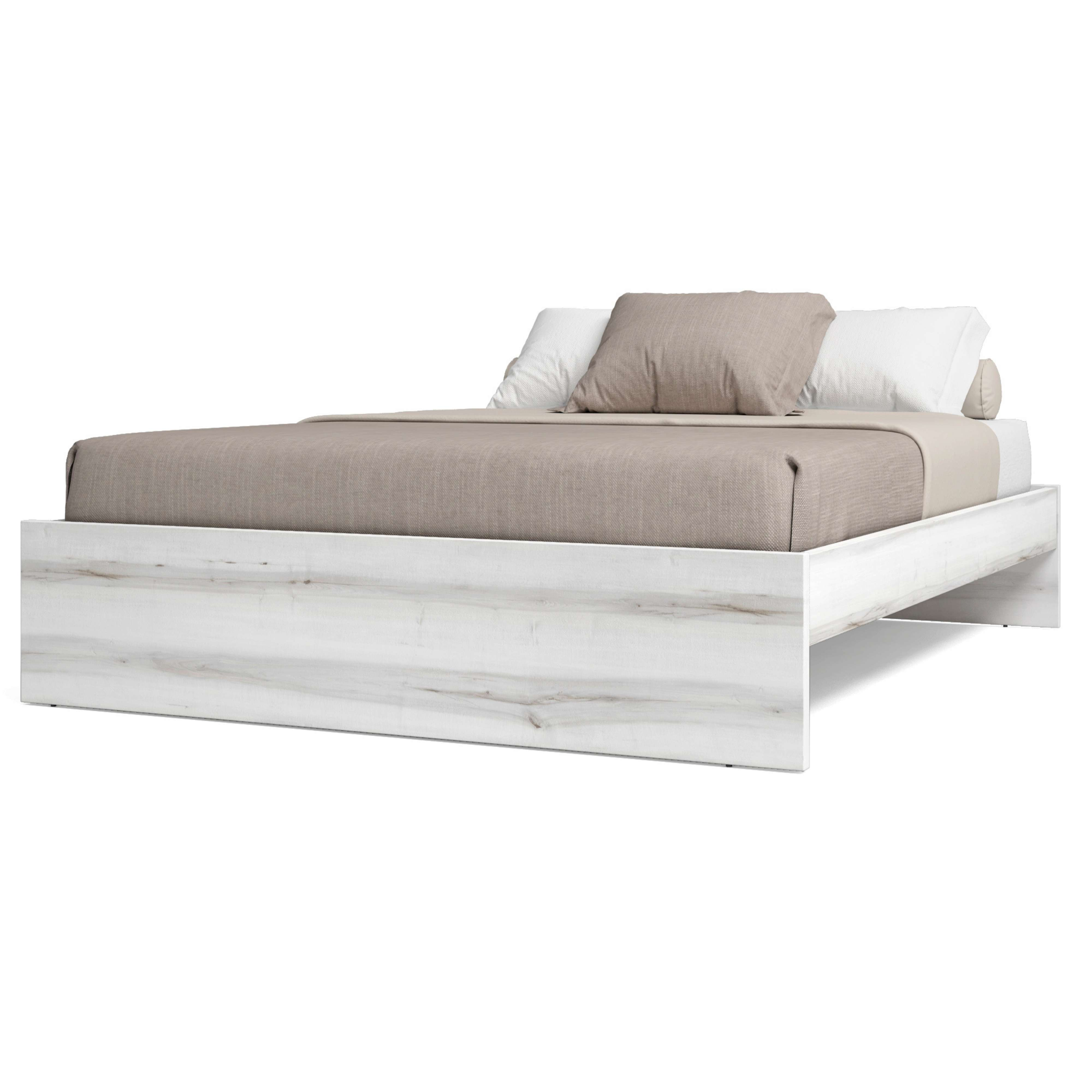 Una estructura de cama blanca con veta de madera, cubierta con un edredón marrón y almohadas.