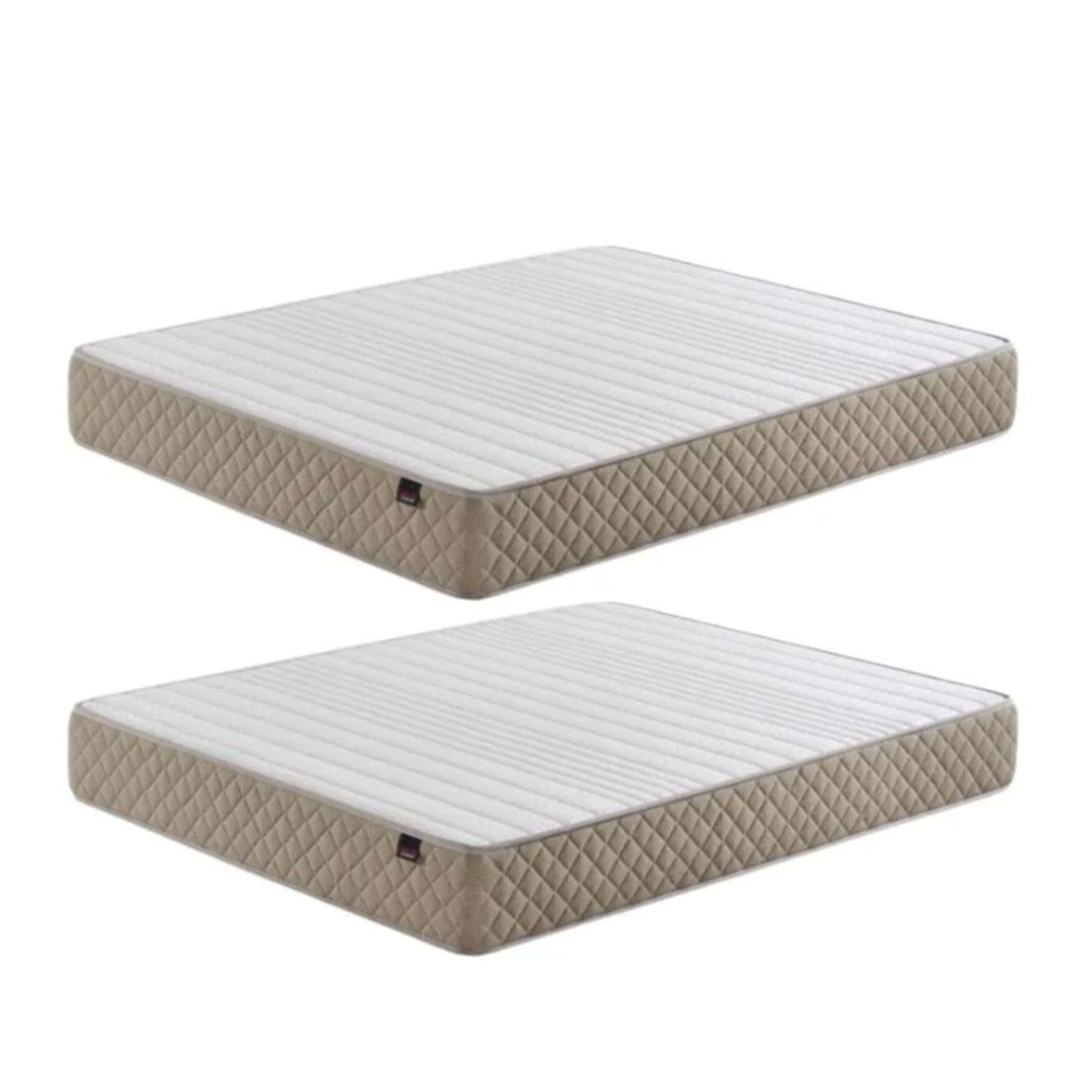 Dos colchones blancos con laterales acolchados beige.