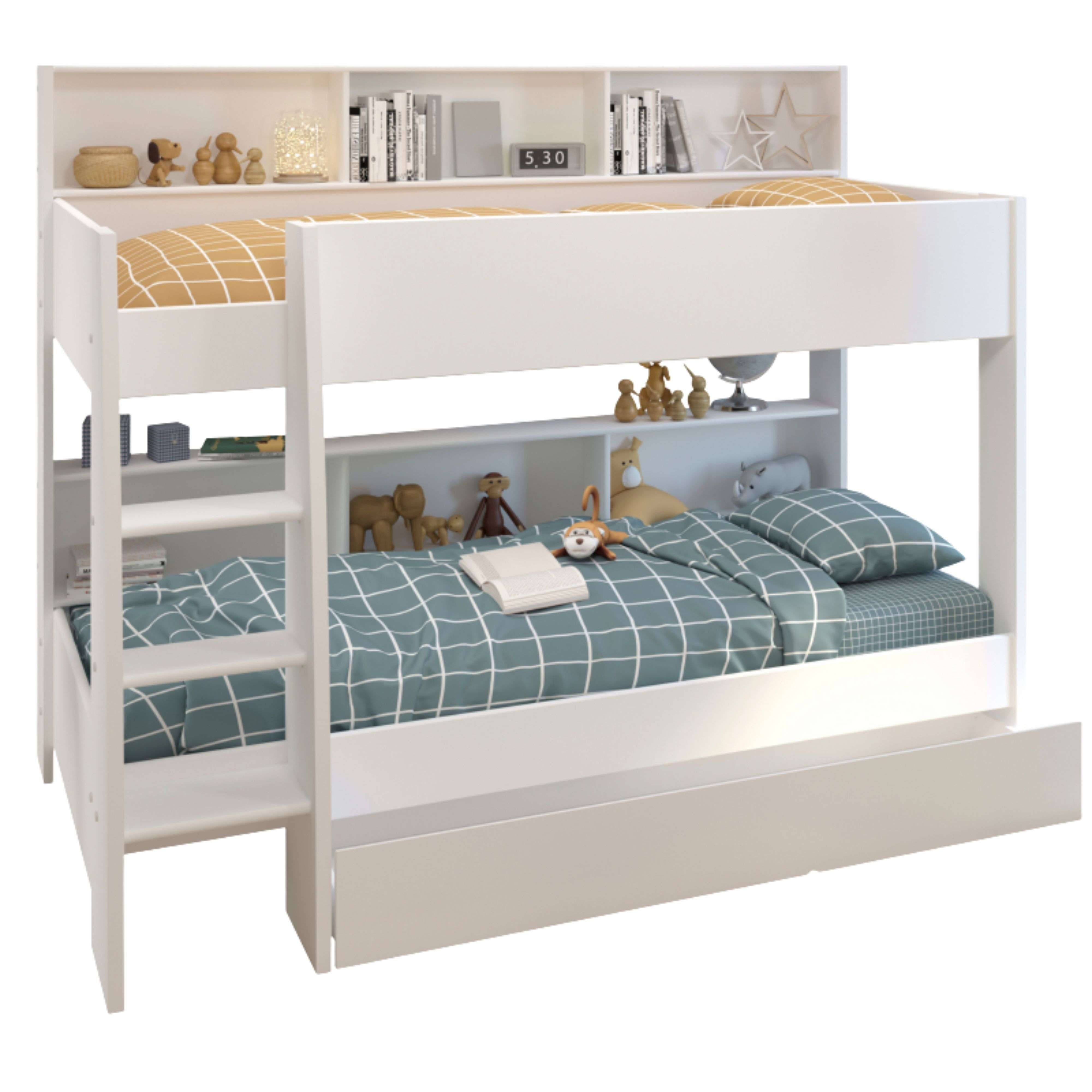 Una litera blanca con estantes y juguetes. La ropa de cama tiene patrones de rejilla amarillos y verdes.