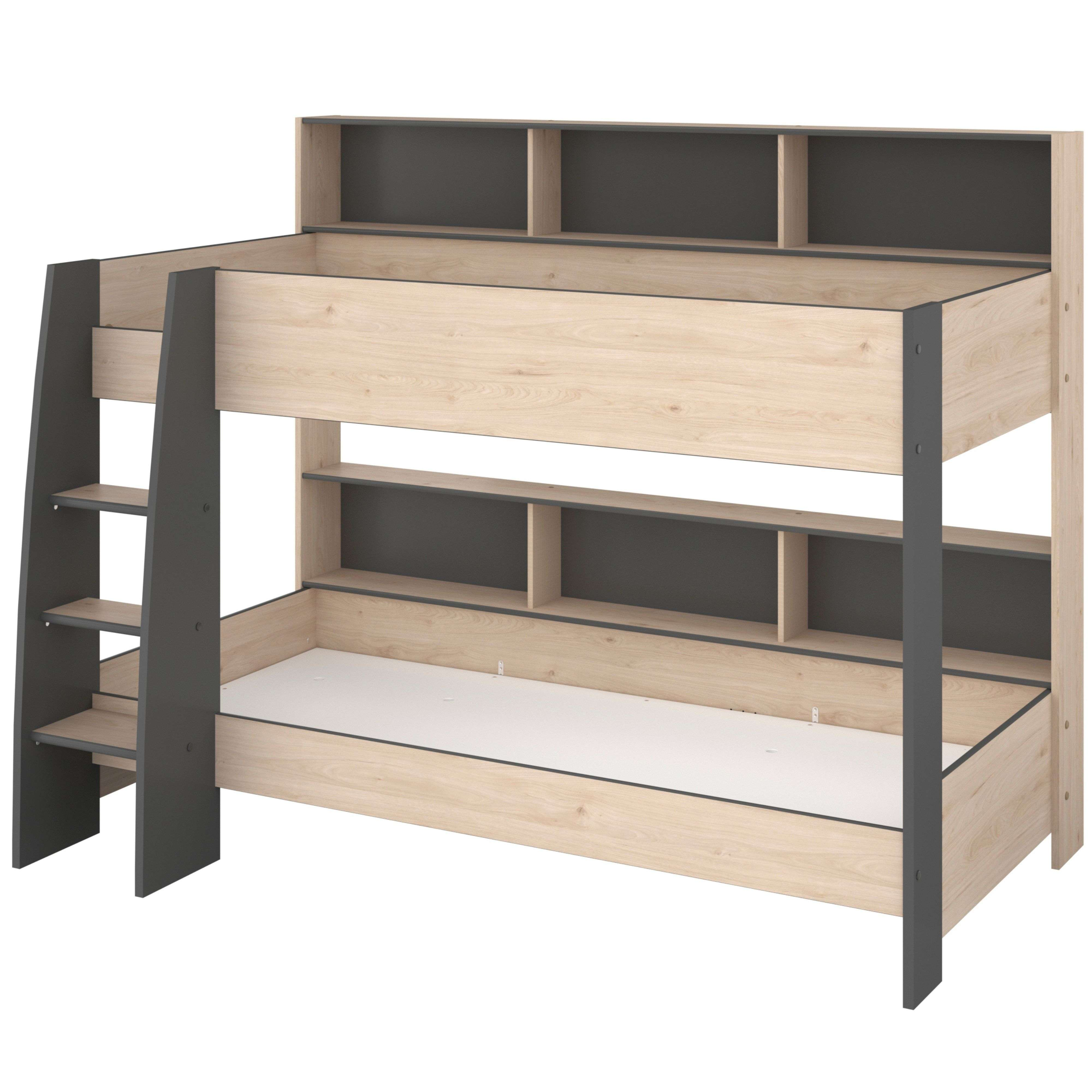 Una litera de madera clara con estantes oscuros y una escalera.