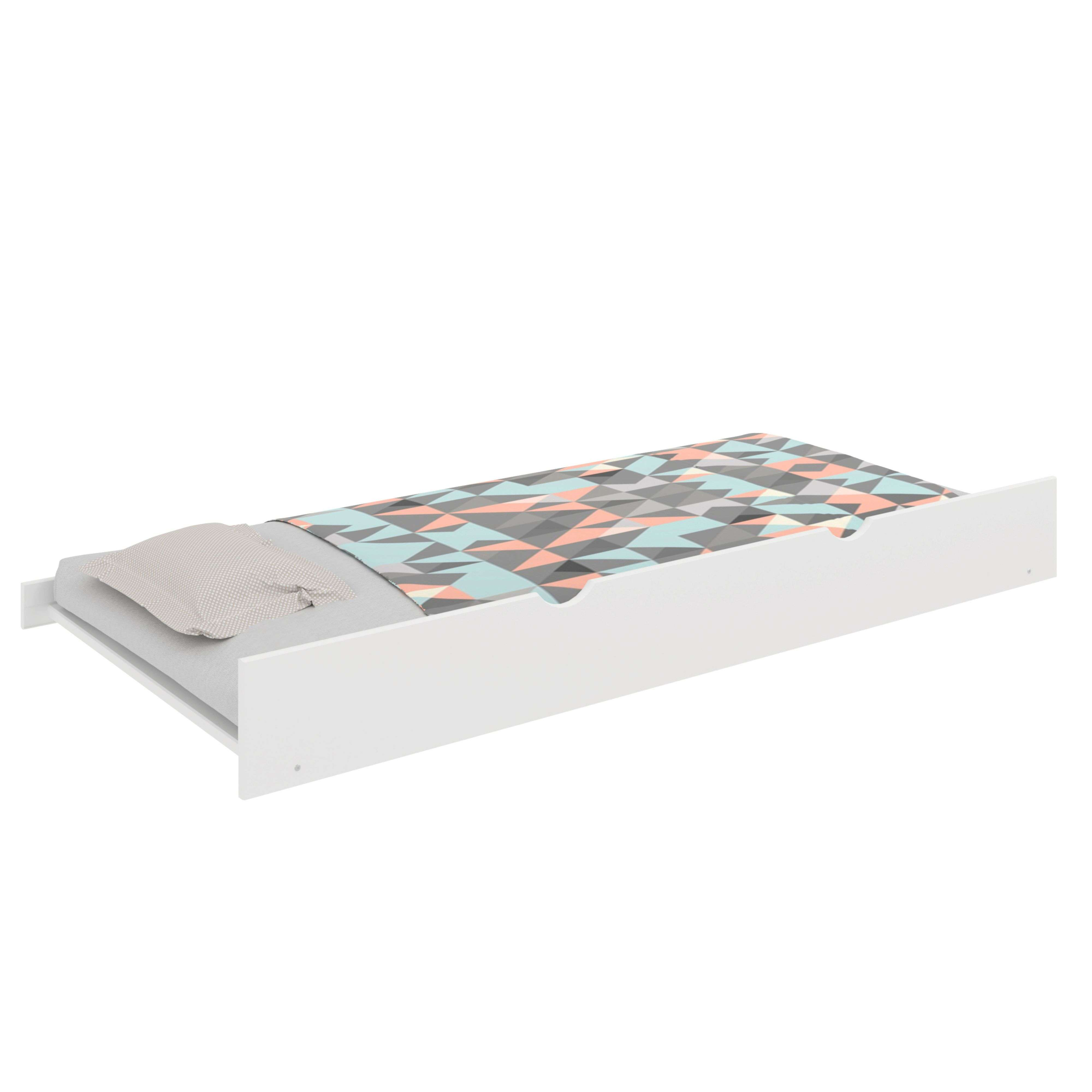 Una cama infantil blanca con colchón gris y manta geométrica colorida.