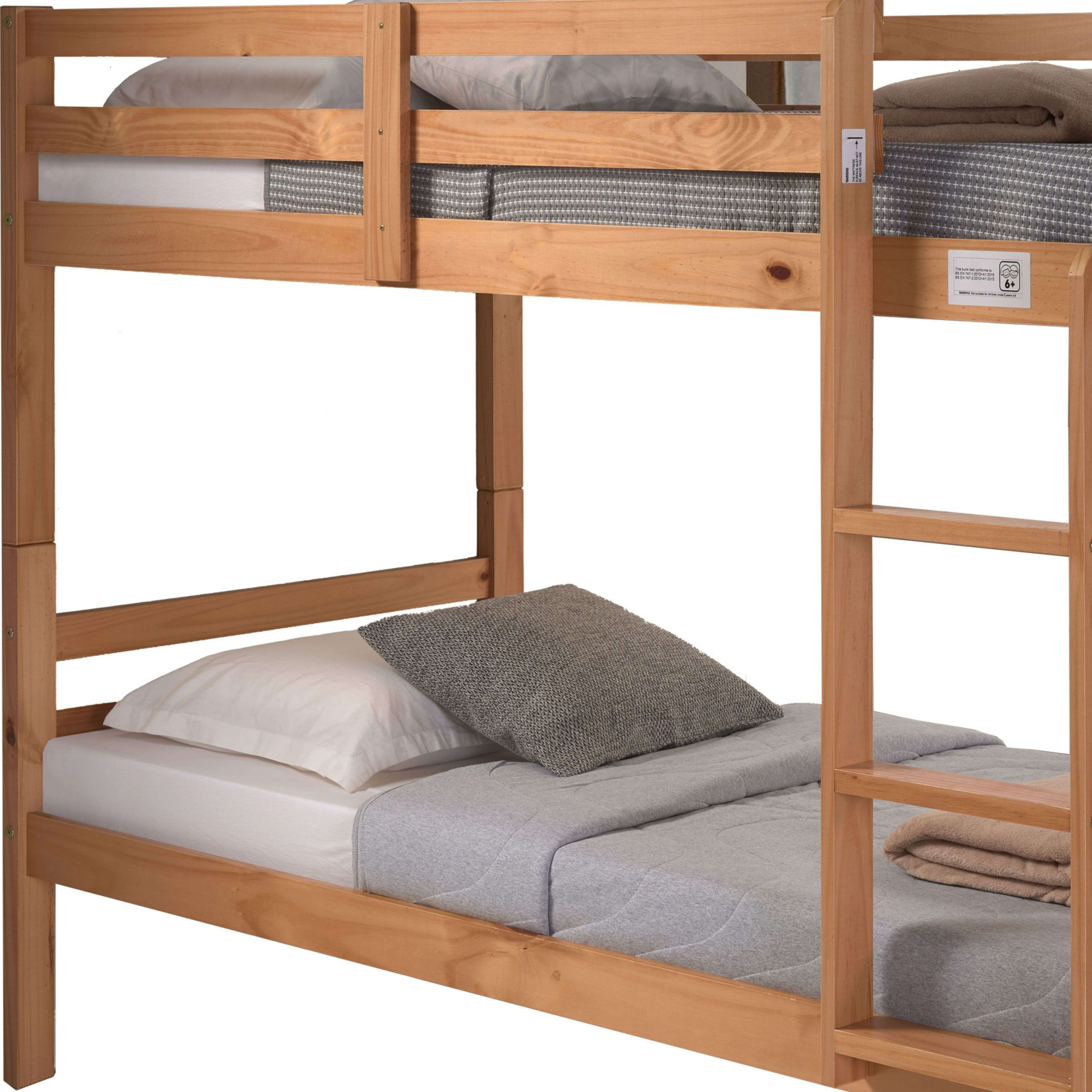 Litera de madera con ropa de cama y almohadas blancas y grises.