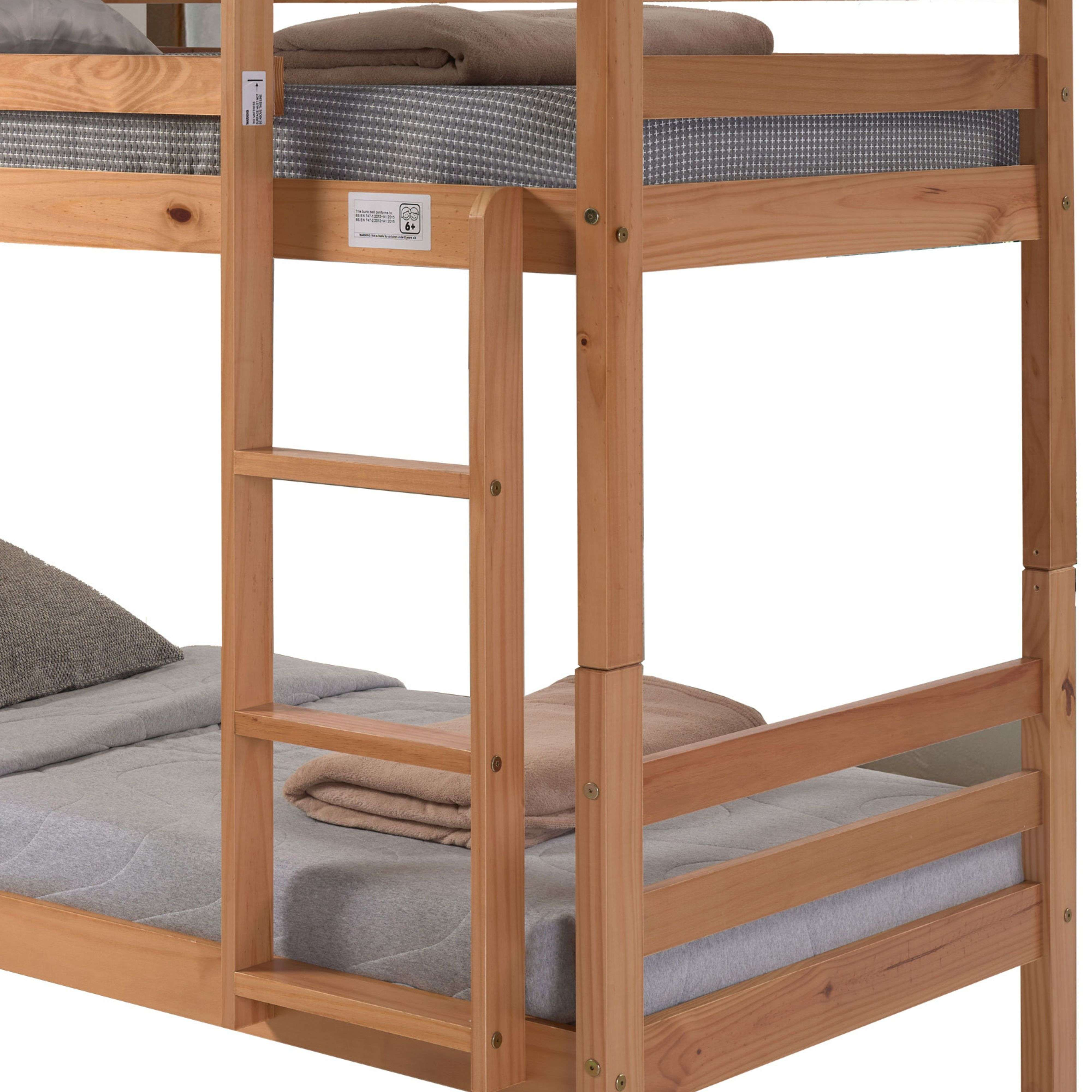 Litera de madera con colchones y mantas grises. Escalera visible.