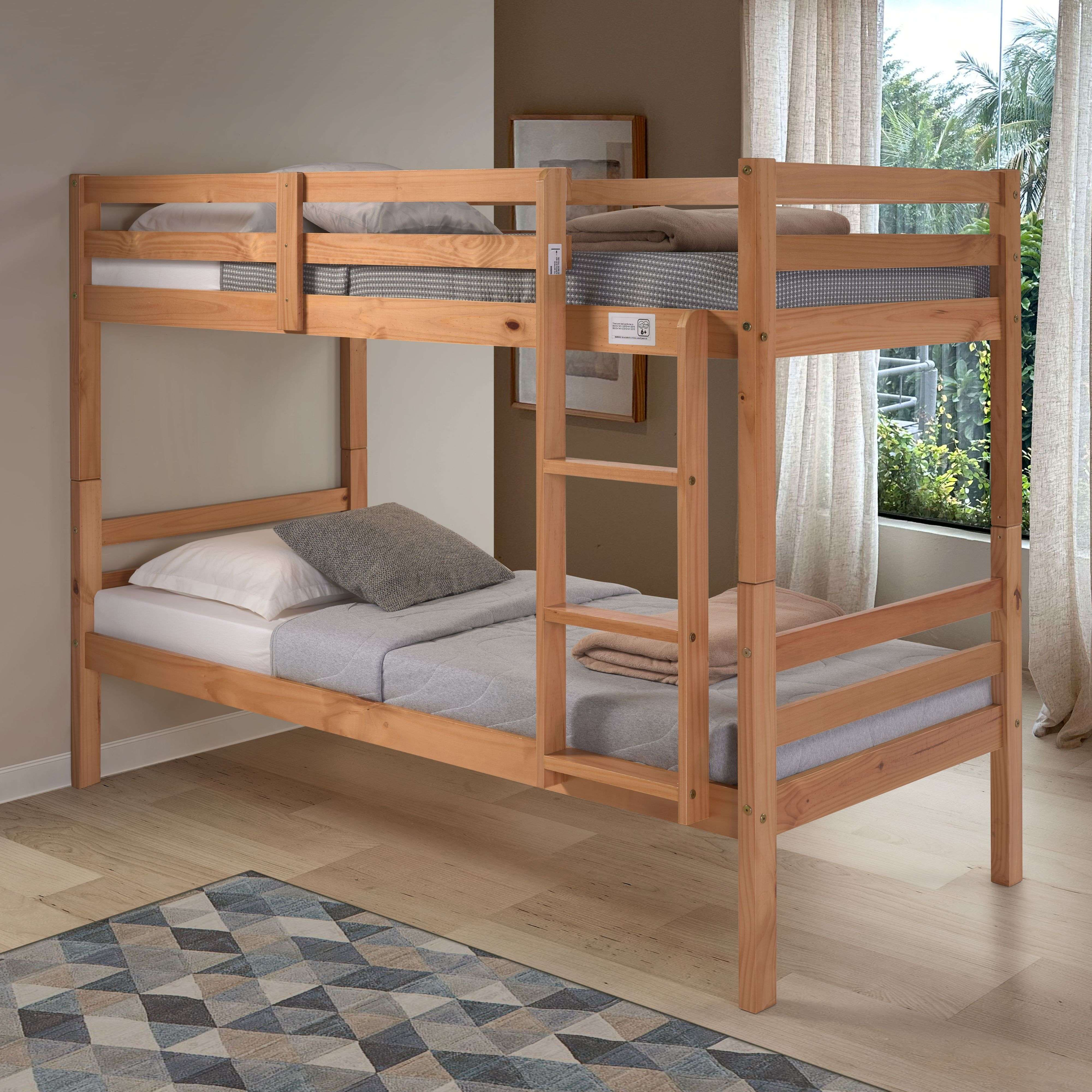 Litera de madera con ropa de cama blanca y gris, escalera y ventana al fondo.