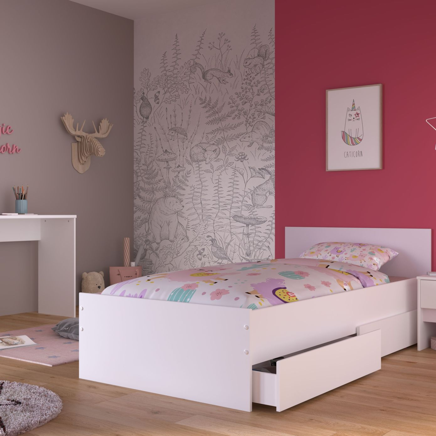 Habitación infantil con cama blanca, escritorio y mural del bosque.