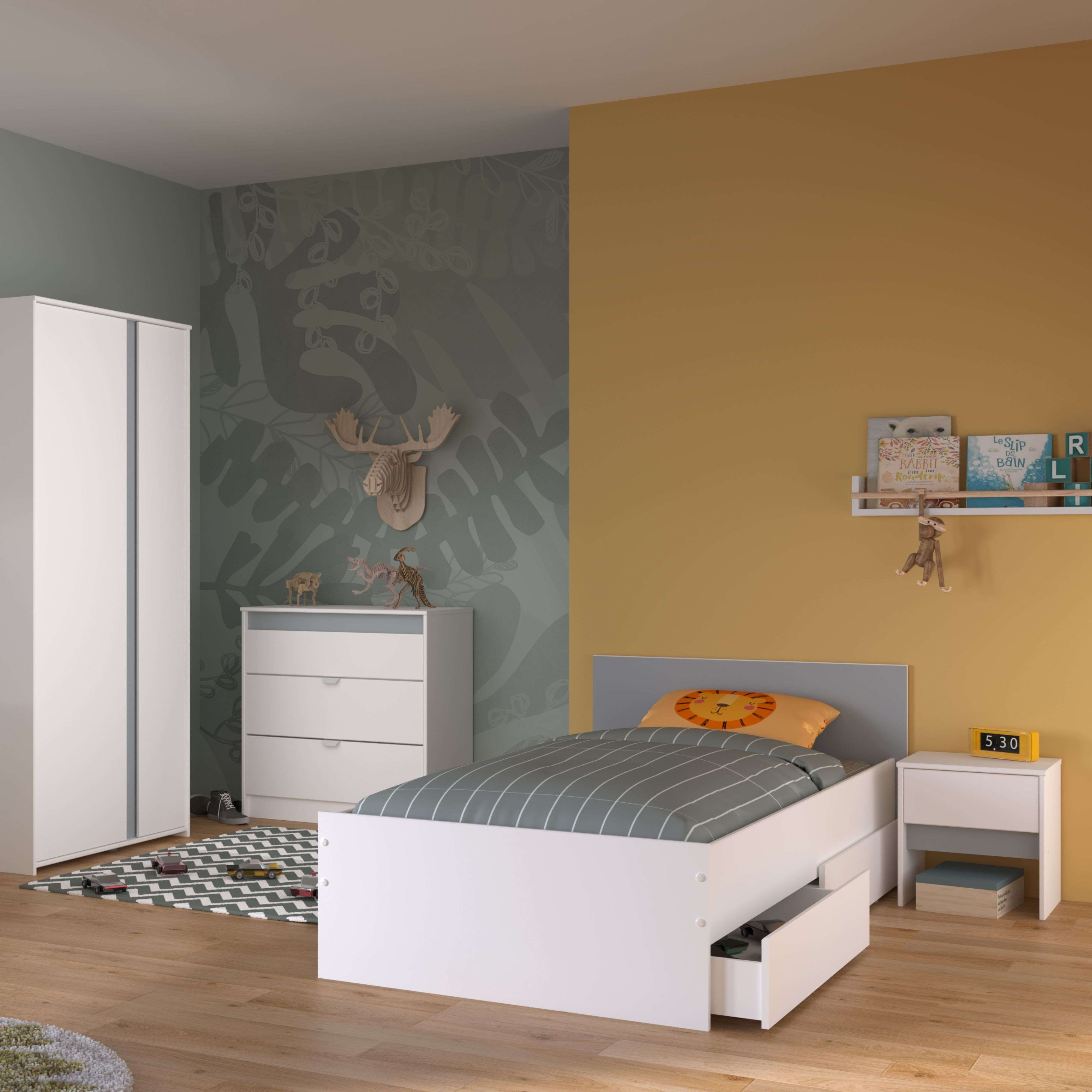 Habitación infantil con cama, armario, cómoda y juguetes. Paredes verdes y amarillas.