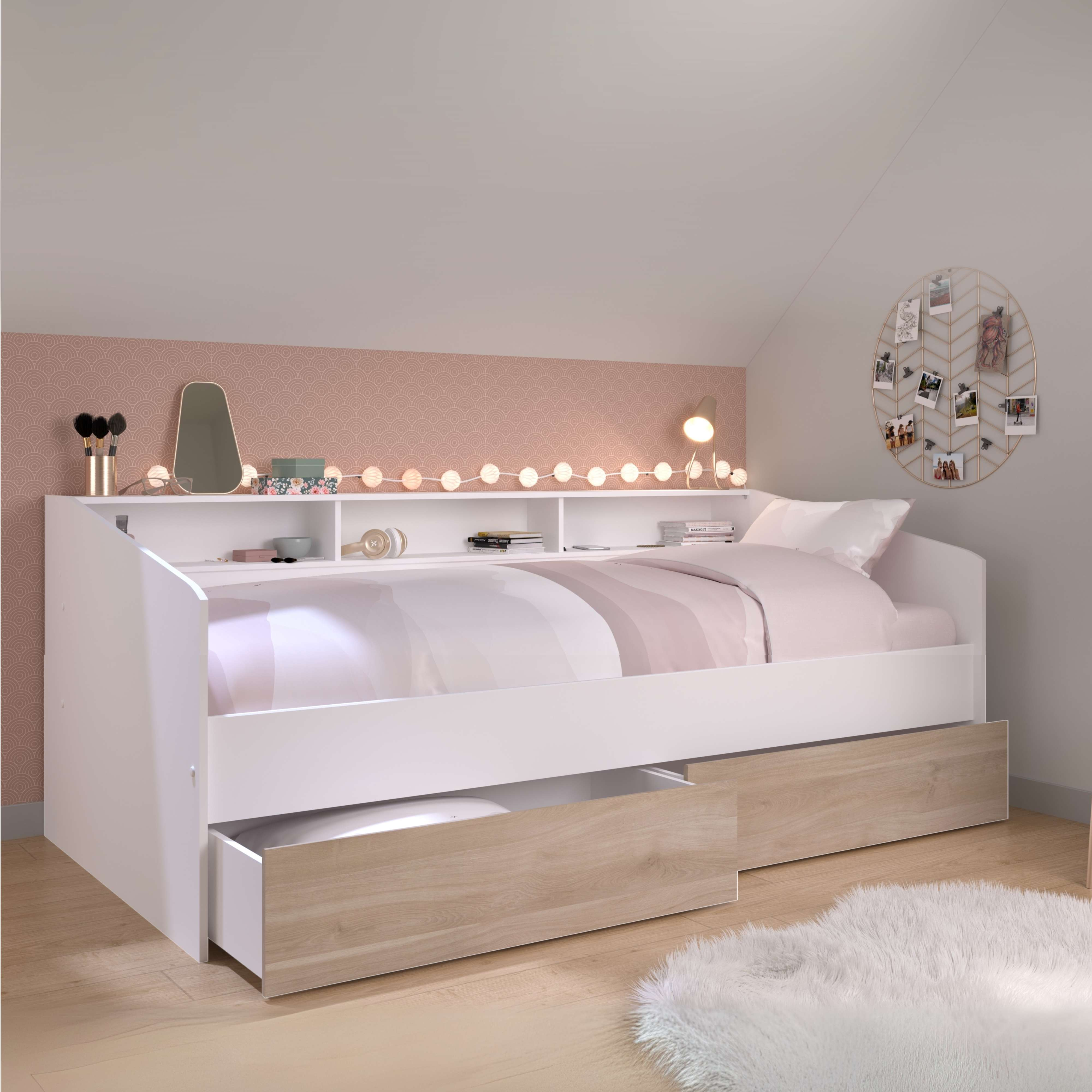 Una cama blanca con cajones de madera, almacenamiento y un expositor de fotos.