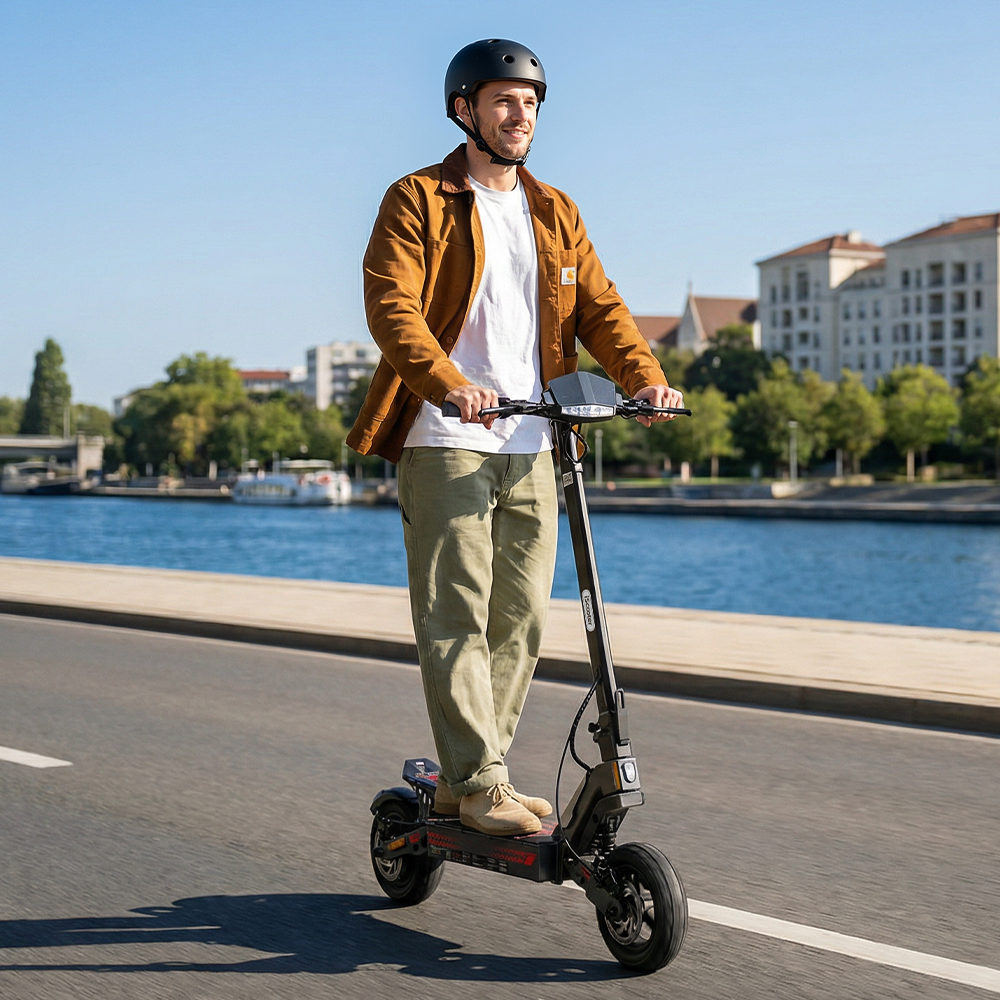 Mężczyzna w kasku jedzie czarną hulajnogą elektryczną przy rzece.