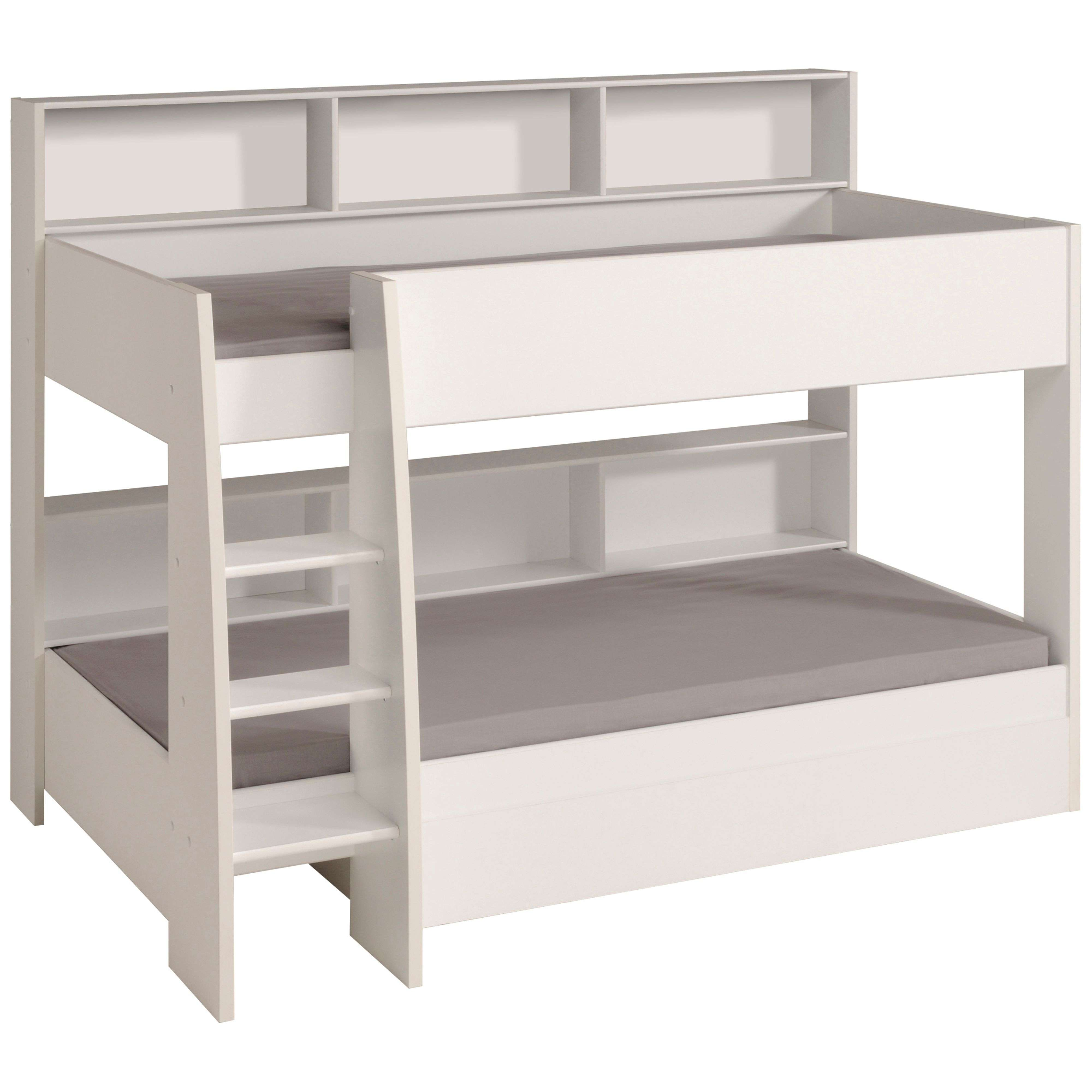 Una litera blanca con estantes incorporados y una escalera.