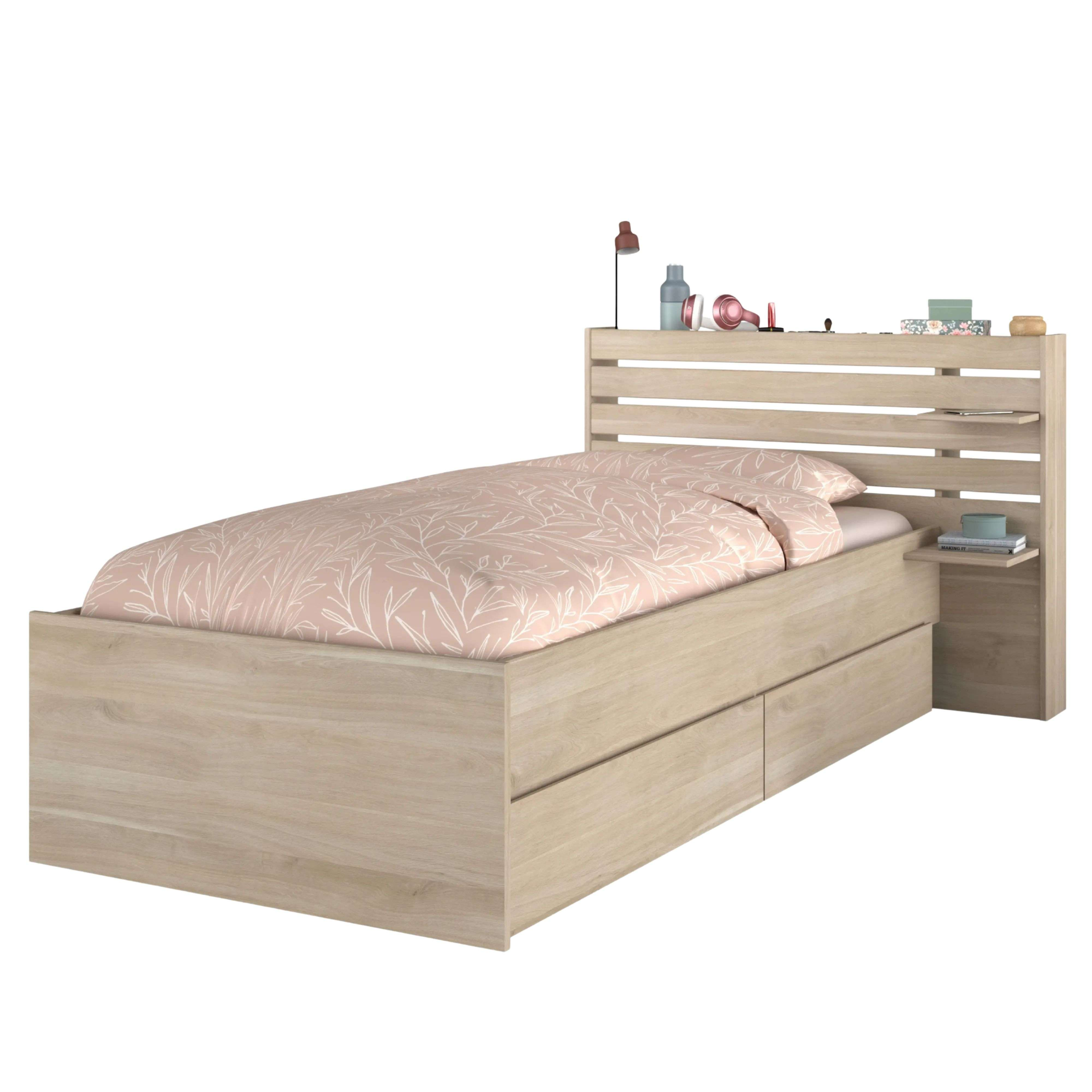 Una cama individual de madera clara con cajones y mesita de noche.