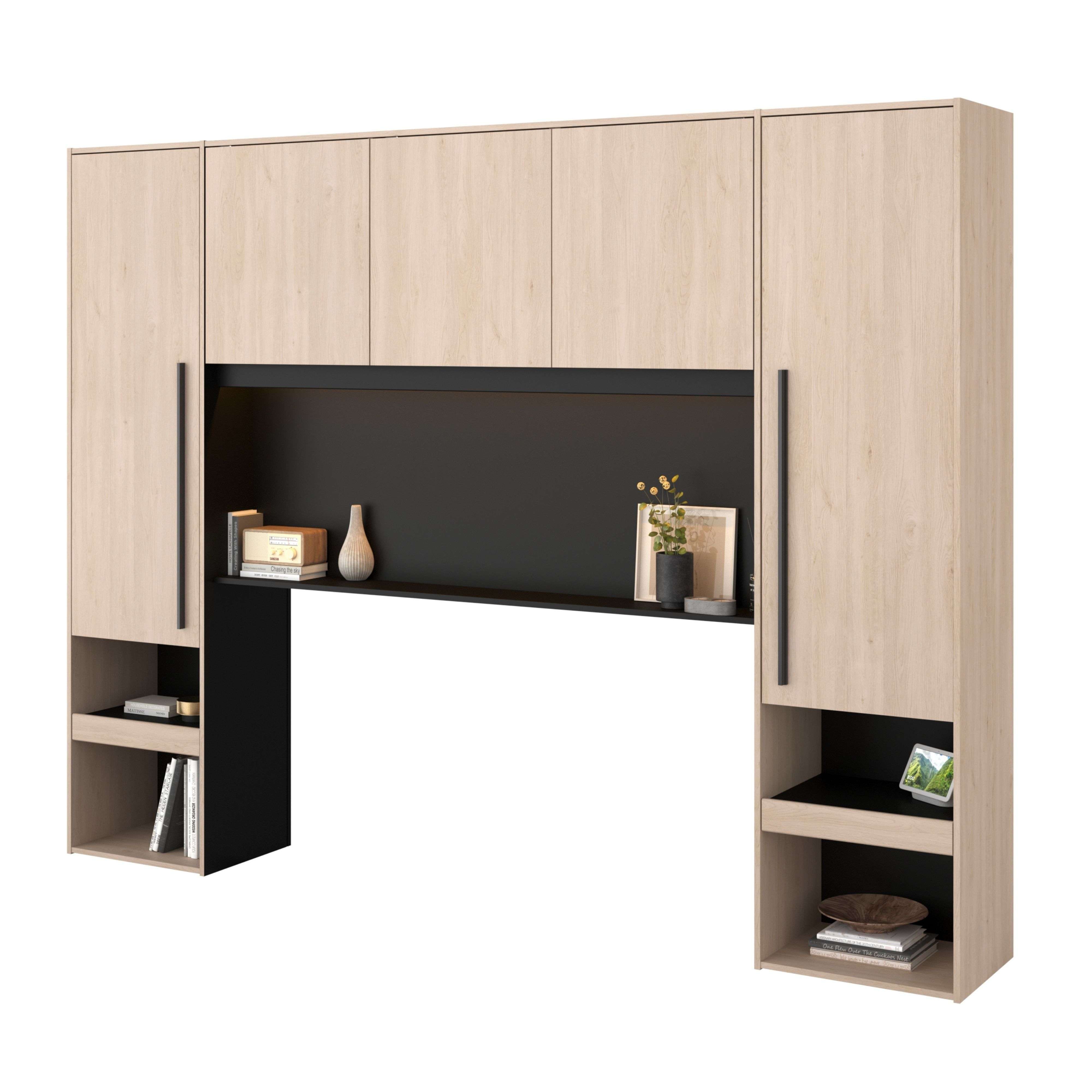 Estantería de madera clara con panel trasero negro y objetos decorativos.
