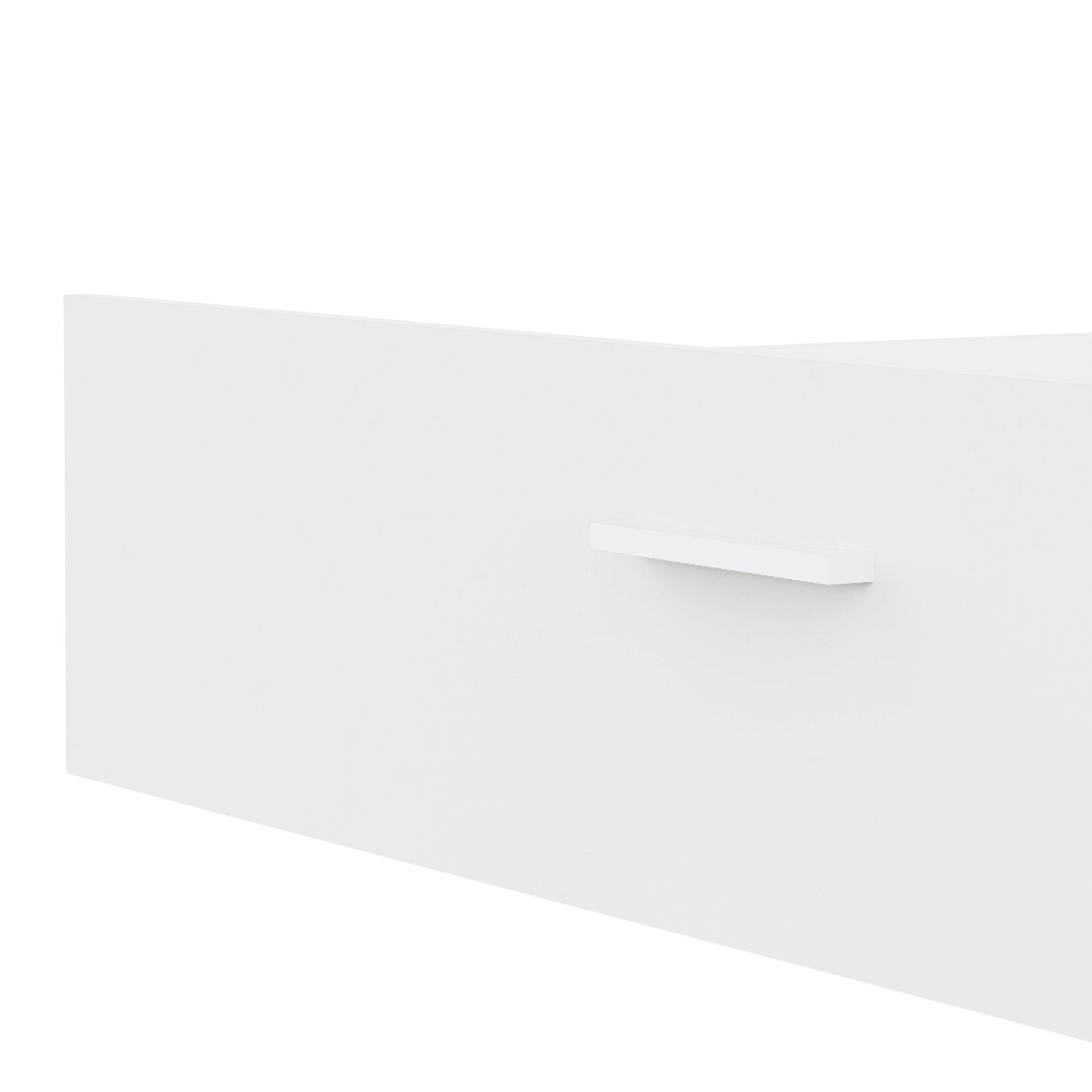 Un estante blanco sobresale de una pared blanca.