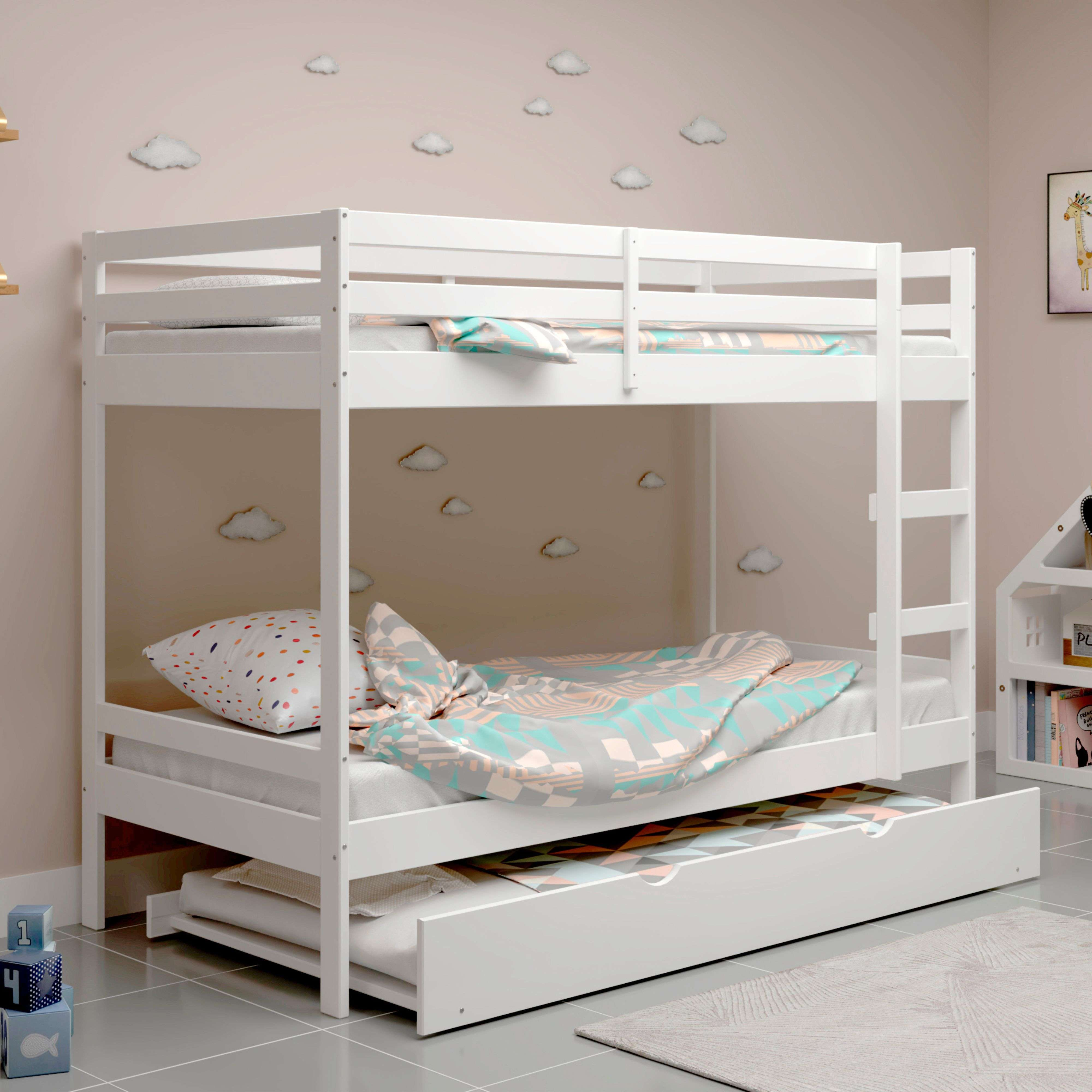 Litera blanca con cama nido, bloques de juguete y decoración de nubes.