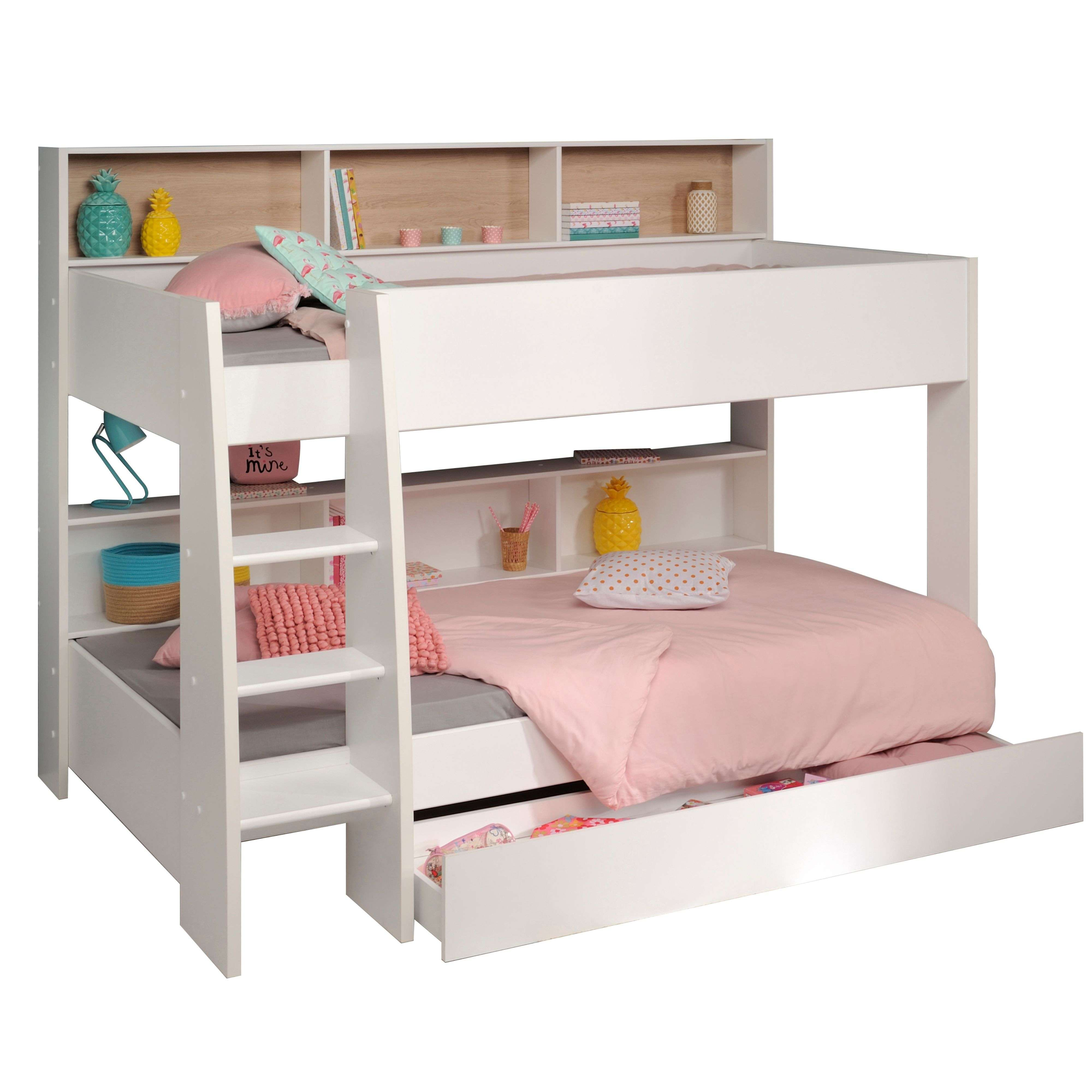 Una litera blanca con ropa de cama rosa, estantes integrados y una cama nido.