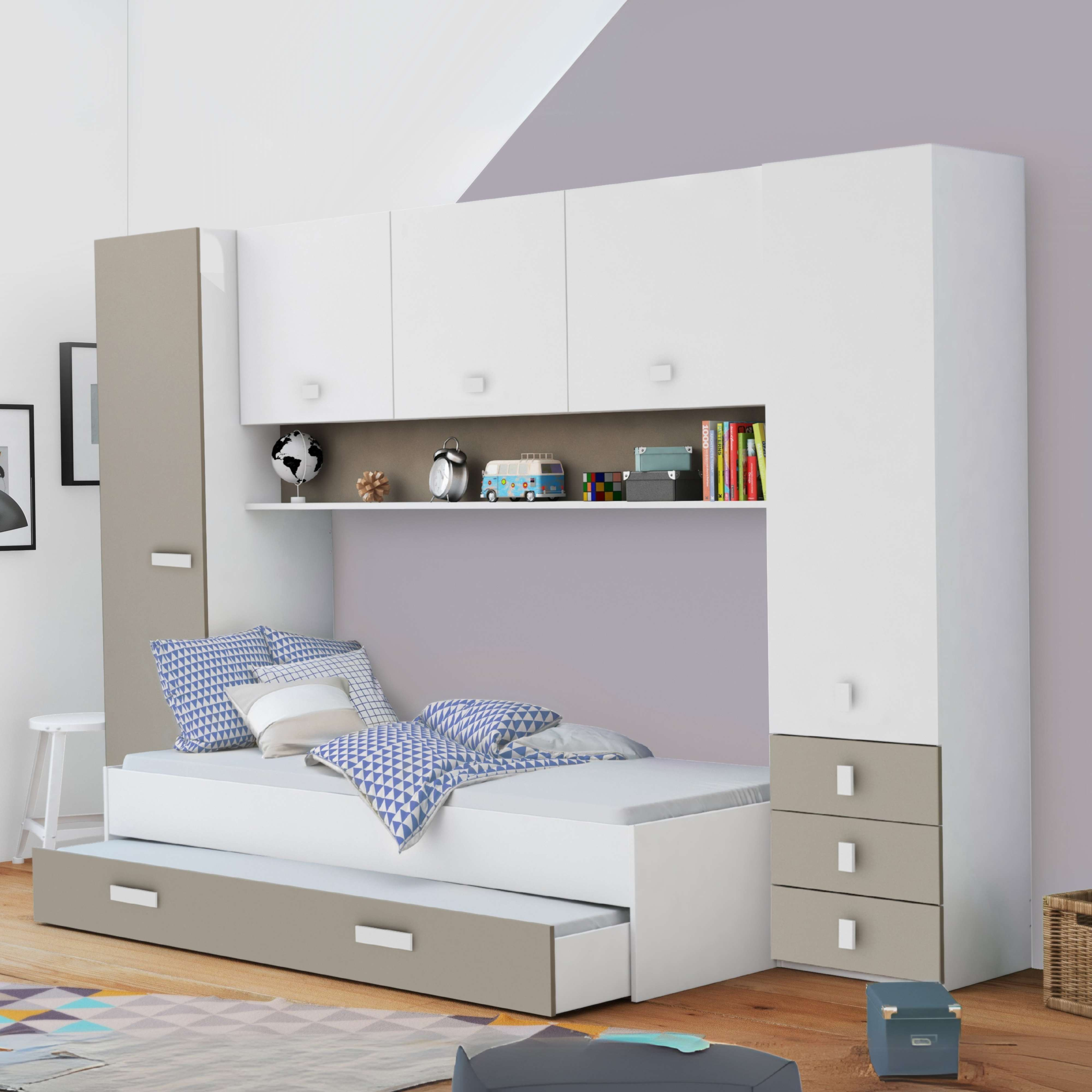 Dormitorio moderno con cama, cajones, armario y objetos decorativos.